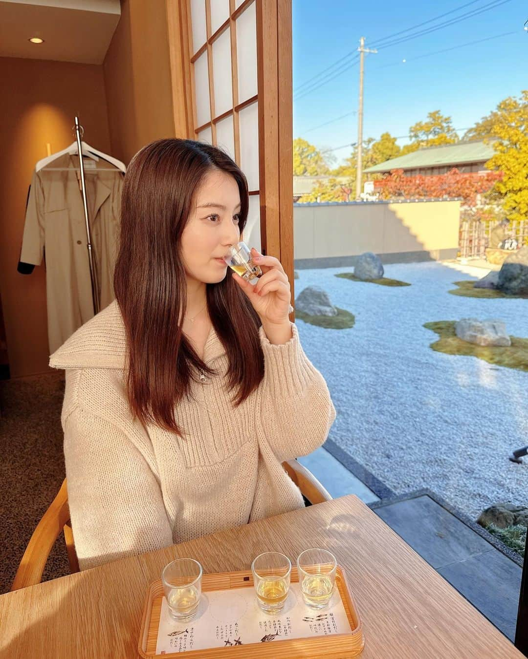 松原伊予菜さんのインスタグラム写真 - (松原伊予菜Instagram)「'  おだしのテーマパーク🎠✨🤎 最初に4種類のお出汁の中から利き出汁をして気に入ったお出汁で だしまきを作ってもらえるお店、京都離宮🥚🍱🥢 釜でたいた炊き立てのお米とおかずも美味しかった🍚🤤🍁  #京都離宮#京都#kyoto#伏見#伏見グルメ#伏見カフェ#だしまき#だしまきたまご#京都ご飯#kyotocafe#京都ランチ#京都グルメ#だし巻き#神社#神社巡り#お寺#寺#お寺巡り#お寺好き#神社好き#京都旅行#京都観光#紅葉#そうだ京都へ行こう#そうだ京都行こう」12月9日 15時58分 - iyona_147