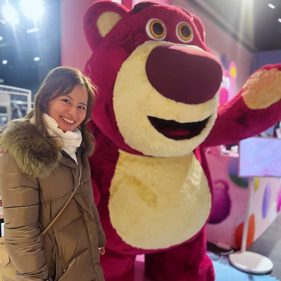 遊佐ちえみのインスタグラム：「🇰🇷  姉妹旅行✈️  巨大ロッツォとツーショット📷🐻  #韓国 #韓国旅行 #ロッツォ #ロッツォハグベア  #ソウル #蚕室 #ロッテ免税店 #姉妹旅行」