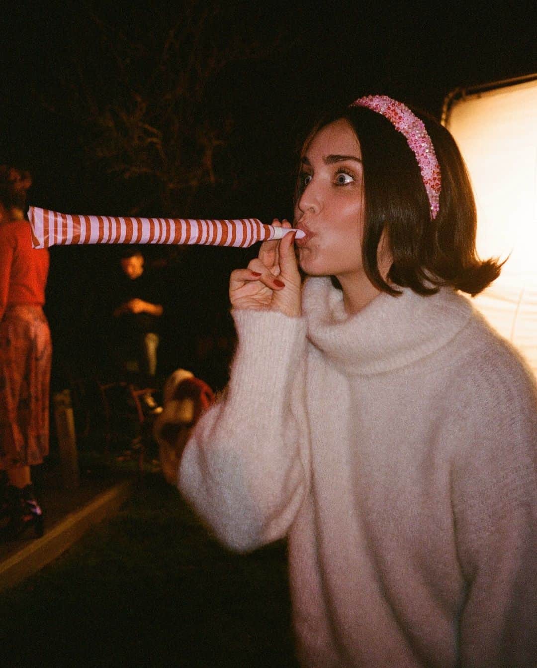 lisa gachetのインスタグラム：「Nous vous amenons dans les coulisses de notre dernier shooting ✨ On vous l'a promis... Good Times Only ❤️ Equipe de choc 🥰🥳 photos argentiques par @colineomasson 💛」
