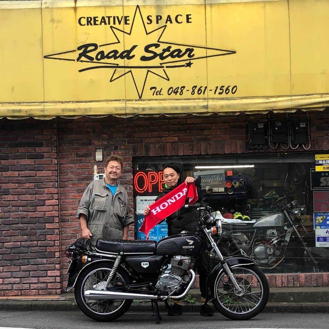 DRI-Vのインスタグラム：「バイクメンテしてもらいに 埼玉県さいたま市の 『Road Star』さんへ  ブレーキホースが劣化で破れてワンオフで作って頂きました。ついでにチョークワイヤーも修理してもらい& この機会にETCも装着してもらいました〜  壊れていた所が新しくなり 気になっていた所を諸々メンテナンスしてもらいメチャ調子👍  テンション上がるわー⤴️⤴️⤴️  もう10数年通わせてもらっている 1時間かけてもわざわざ行きたくなる バイク屋さん🏍️💨  バイクの事ならなんでも相談に乗ってくれくれると思いますよー😉 @takiroadstar   #タンクも溶接してもらいました　#roadstar #バイク #etcデビュー　#バイクメンテナンス #ワンオフ #さいたま市　#いつも有難うございます」