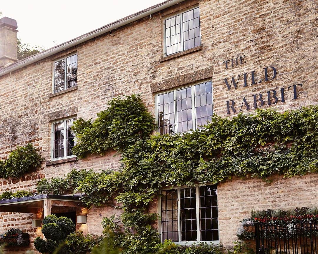 バンフォードのインスタグラム：「For day 9 of Bamford's 12 Stays of Christmas we're giving away a one-night stay at @thewildrabbitkingham. Recently voted 27th in the top 50 Best Places to Stay in the UK by @50boutiquehotels you don’t want to miss this one.    Your stay will include: ✨ A mid-week stay for two ✨ A bottle of champagne and a Bamford hamper in your room on arrival   To enter: 1. Like and save this post 2. Follow @bamford and @thewildrabbitkingham 3. Tag a friend who you want to escape to the Cotswolds with (multiple entries permitted) 4. Share to your story for an added entry   Winner will be announced on 10th December 2023. The winner will be contact by @bamford only. Subject to availability. Mid-week stay only, must be redeemed before 1st April 2024. For full T&C's head to bamford.com.  #bamford #thewildrabbit #kingham #cotswolds」