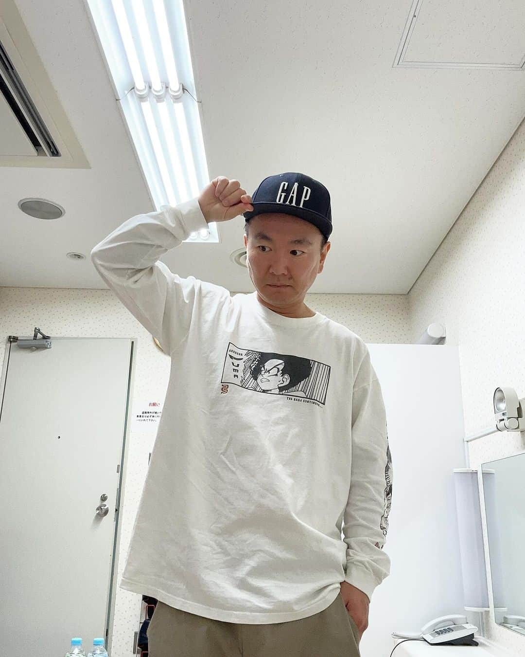 山内健司（かまいたち）のインスタグラム：「今日は謎なロンT✋  かなりマニアックなTシャツらしい😂  聞くところによると、これどう見てもドラゴンボールに見えるけど、ドラゴンボールじゃないらしい😂  しかもこれプーマなのよ  PUMAのオフィシャルかどうか定かじゃないけど、ブートにしてもドラゴンボールっぽいのをPUMAで作る意味分からないよね😂😂😂  両袖のとこ、めちゃくちゃPUMA😂😂😂  真相はどうなんでしょう  もしかしたらPUMAでもなくドラゴンボールでもない変態ブートの可能性あるもんね😂😂😂  #ヴィンテージ #ヴィンテージTシャツ #ドラゴンボール #puma」