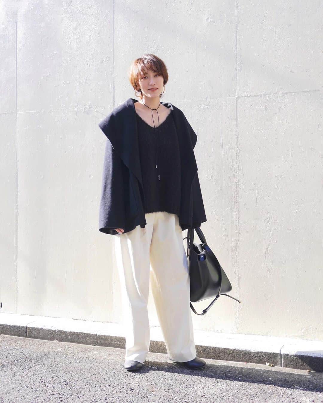 Miki Kanekoのインスタグラム：「@todayful_ のピーチスキンタックトラウザース🆕  色味は真っ白ではなくtodayfulらしいアイボリー🤍  サイズ感はちょっと大きめでゆるーく履けます  丈も長めで身長170でヒール履いてもまだ長め🙌  起毛感があり見た目も着心地もほっこりあったか素材   ダブルタックとかに比べるとちょっとシワが目立つかな🙄 そんなに目立つわけではないし  掛けておけばまた伸びるんだけど でもこの冬沢山履きます☺️   Vネックニットはやっぱり首まわりスッキリして  短い首も多少ごまかせる👍  @aresense_official のコートも肩まわりにボリューム出なくて 着痩せして見えるから 色違いでヘビロテしてます♡   🧶🧥…#aresense #freaksstore  👖、choker…#todayful  👢…#orientaltraffic  👜…#xnihilo  pierce…freak's store   .」