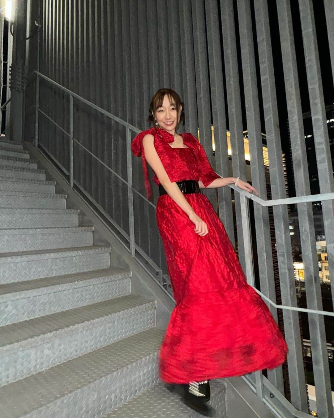 須田亜香里のインスタグラム：「真っ赤なドレス🌹  2023年12月2日 タワーレコード梅田NU茶屋町店 フォトエッセイ #がんこ お渡し会  大阪でも待っていてくださる方がいてくれたから無事開催できました。 本当にありがとうございました🍅 アイドルじゃなくても握手会したい！ 皆に会いたい！そのためにも書籍で自分を届ける！ という大事な目標を今年叶えられて最高に幸せでした☺️ 14年前から変わらず、みんなの前では笑顔を飾れなくなる。 くっしゃくしゃの笑顔になってしまうね。  残すところみんなと直接話せるのは12月23日のファンクラブ限定イベントのみ！」