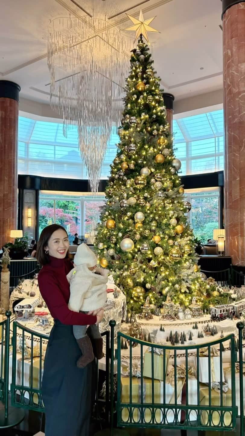 篠原菜月のインスタグラム：「Christmas tree 🎄⛄️🫶 ⁡ 👶👶と @westintokyo の素敵なクリスマスツリーを見に✨ ⁡ 息子はミニチュアの汽車を気に入ってました🚂 娘はバギーで爆睡😪笑 スキーリフトもあってかわいかった〜！ ⁡ ホリデーシーズン大好き♡ あと1回はどこか見に行けたらいいなぁ〜🎄  #クリスマスツリー#ウェスティンホテル東京#ホリデーシーズン#クリスマス2023#christmastree#christmas#双子ママ#男女双子#9ヶ月ベビー#9ヶ月男の子#9ヶ月女の子#twins#双子育児 ⁡ ⁡ ⁡」