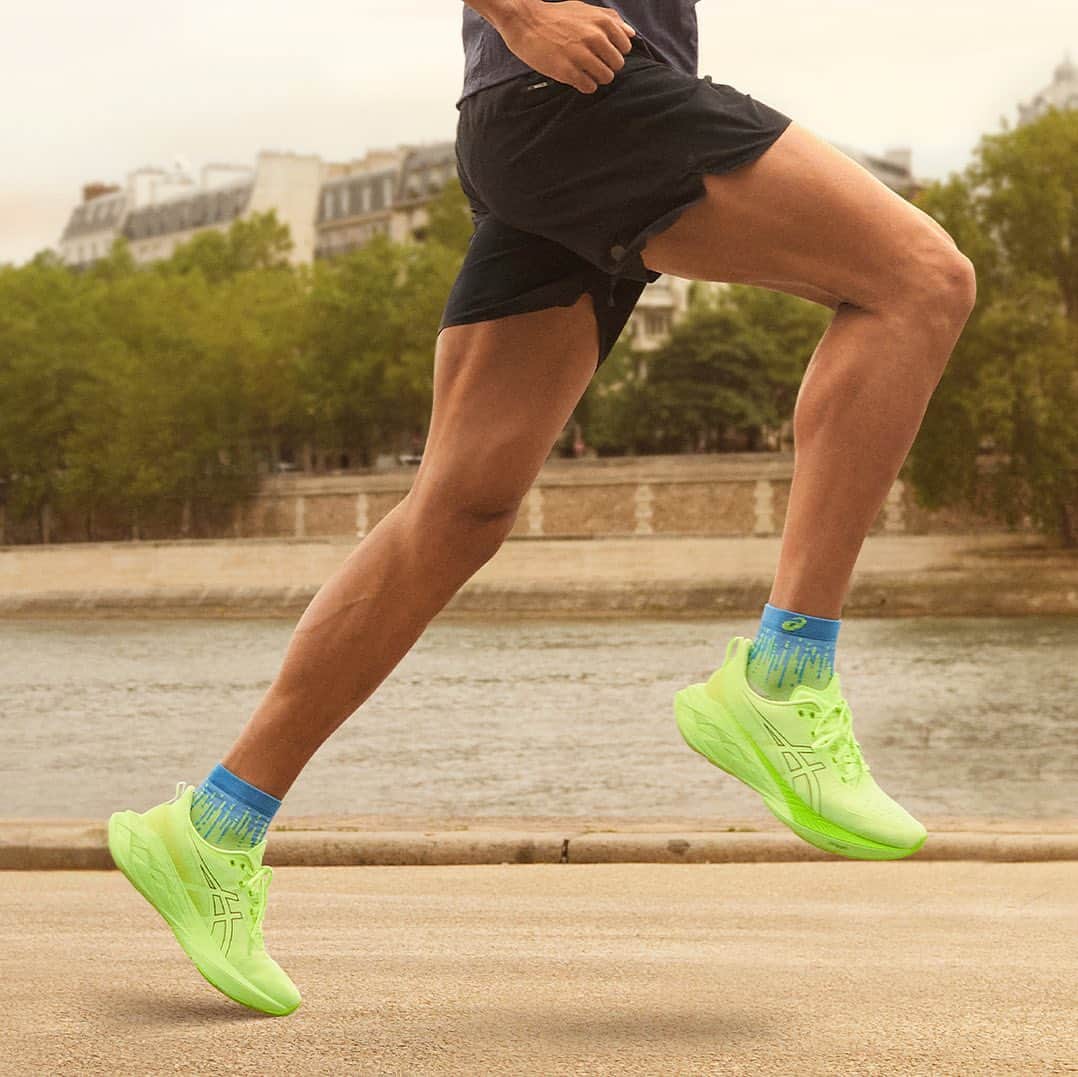 ASICS Americaのインスタグラム：「When you move your body, you move your mind.  Move from feeling average to energized with the bounce and energy of the new NOVABLAST™ 4 shoe.   🔗 Shop now. Link in bio.  #SoundMindSoundBody #MoveYourMind #NOVABLAST」