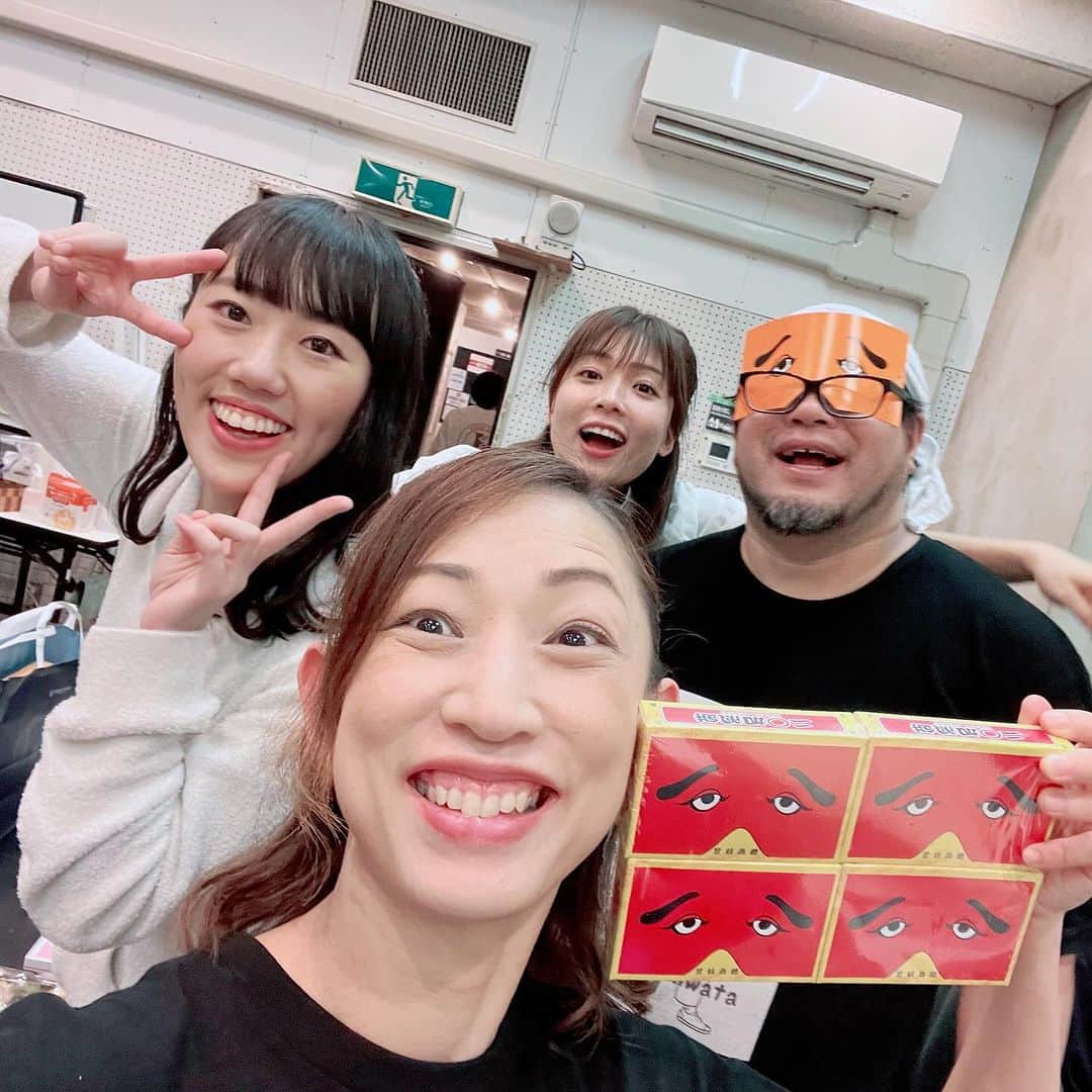 田井弘子のインスタグラム：「9日(土)マチネ満席🈵終了 #ソルペア  差入れもありが鯛‼️ 毎日の事前差入れお弁当🍱も完食🙏  写真は、娘と息子たち😆  さ、夜も頑張るぞ💪 明日10日のご予約もお待ち致しております。  [田井弘子扱い予約フォーム] https://www.quartet-online.net/ticket/solpea?m=0yacbij」