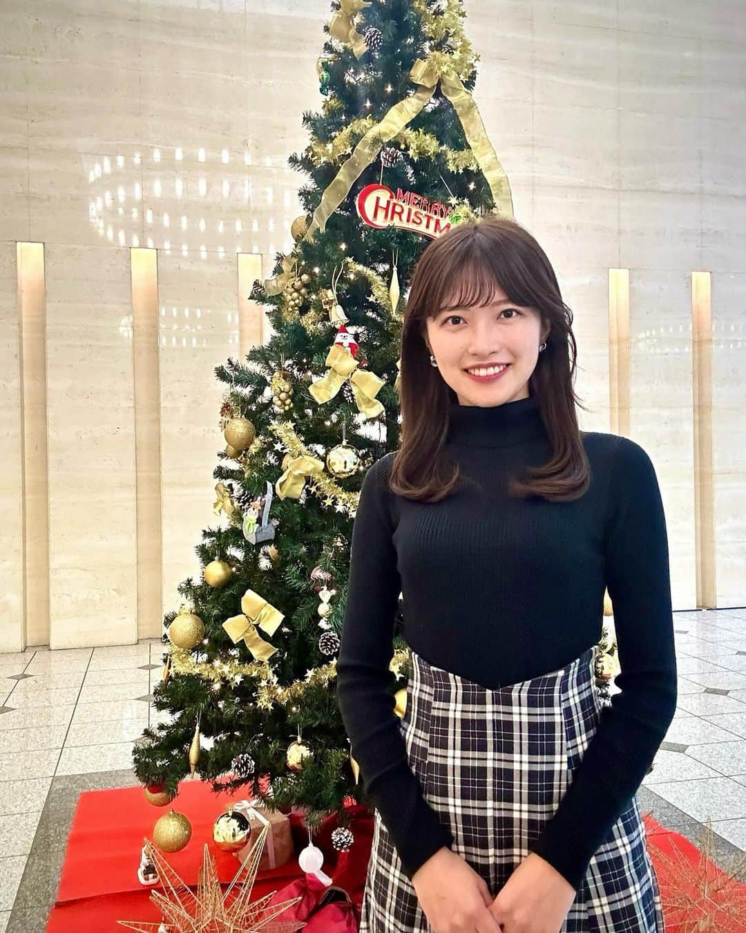 内田有香のインスタグラム：「一週間お疲れ様でした！12月に入りあっという間の日々🌟  街はクリスマスムードですが 写真は準備している様子💌 先輩と楽しくすすめていました☺️🎄  今週の写真です😊  #クリスマスツリー  #アナウンサー #仙台 #mercuryduo」