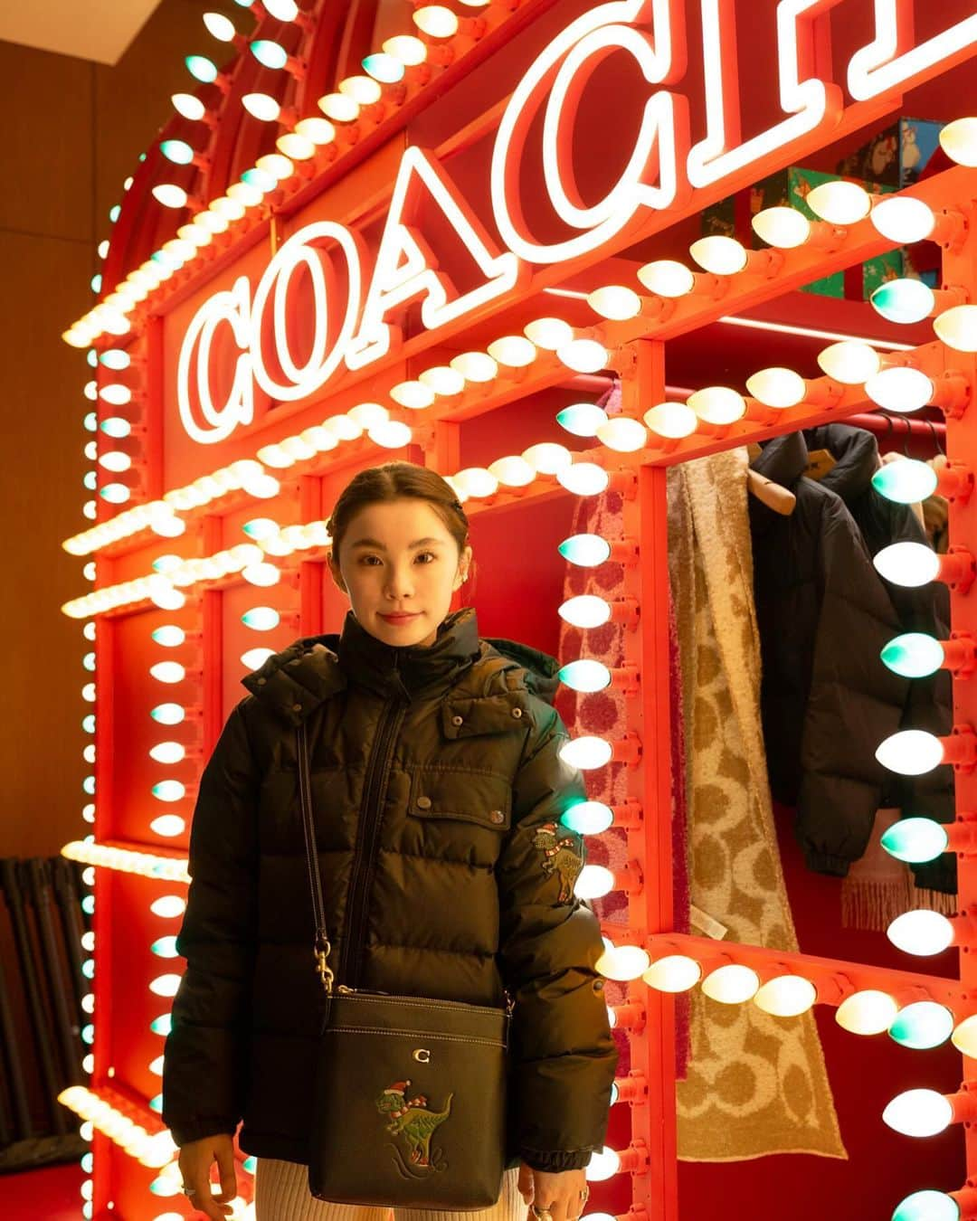 るうこのインスタグラム：「Coach Holiday Pop Up Eventに参加して参りました🖤 ここでしか手に入らない、コーチのアイコンキャラクター恐竜のレキシーのアイテムが！クリスマス使用なの🎄  そのほかにもアクセサリーやウォレット 全部全部可愛かった😢🖤  東京ミッドタウン ガレリア B1 アトリウム　28日まで デートしてきて🪽そしてクリスマスプレゼント一緒に選んできて😘  #コーチミッドタウンアイスリンク #CoachJapan #CoachHoliday #PR  @coach_japan @Coach」