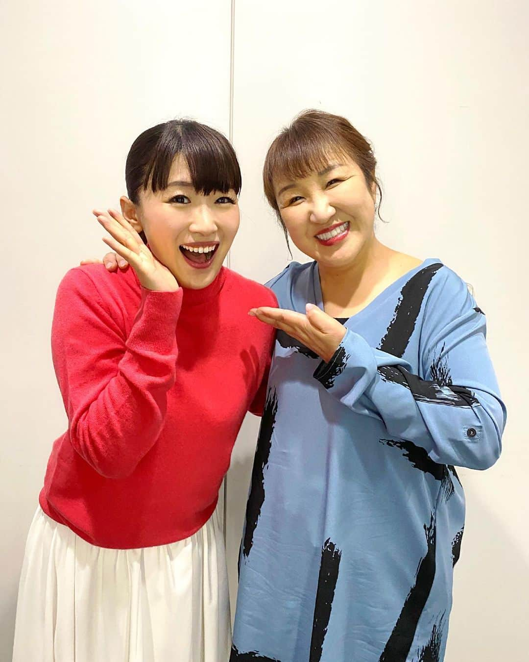 沙羅さんのインスタグラム写真 - (沙羅Instagram)「北斗晶さんと、ホリプロコムの大先輩くわばたさん❣️  北斗さんはトークを聞いてると、 ほんとけんすけさんが好きなんだなぁとほっこりします🥰 私の姉がカナダにいるので、カナダトークも弾み嬉しかったです🇨🇦  くわばたさんは、いつも正直で主婦の味方❣️って感じの かっこ面白い先輩です☺️ 今日も綾瀬はるかちゃんやわぁと言ってくれる優しさ🥹笑  トーク番組は緊張しないではいられないけど、 先輩たちの頼もしいトークを見たり、 たむたむのことを考えたりしながら話す妻トークは 意外と落ちついてます。笑  今年１年でメンタルが強くなったと言うよりは、 なぜだか急に心が緊張しなくなりました。  「40歳になってまで緊張して焦るのはダサい」と 自分に言い聞かせたからかもしれません。笑  年齢によって、どんな振る舞いをしたいか考えるのは大事だぁと思いました☺️  #バカ売れ商品と悩める〇〇妻 #日本テレビ #観てくれたみなさんありがとう #MCのパンサーさん優しかったなぁー #向井さんは愛知県の星🌟です #トークが楽しい日が来るとは思ってなかった #40歳は緊張しても #してないふりをしていこう #自分が思ってるオチで笑いがこなくても #堂々としていよう #笑顔たくさんの生活をしていこう #沙羅 #ものまね #綾瀬はるか」12月9日 16時33分 - sarapika128