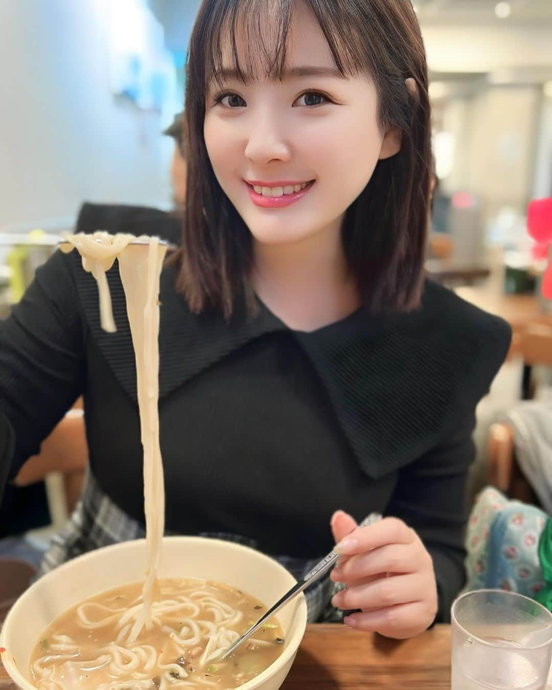 江頭ひなたさんのインスタグラム写真 - (江頭ひなたInstagram)「Breakfast in Myeongdong. I went to the famous "Myeongdong Gyoza"  韓国での朝ごはんは、有名な明洞餃子へ。 ていうか、たまたま入ったら有名店だったパターン。 メニューに悩んでいたら韓国人の店員さんに 「ハヤクキメロ」と日本語でキレながら言われた。。ww   #韓国 #明洞 #ソウル #明洞餃子 #korea #seoul #myeongdong #女子旅 #韓国旅行 #朝食」12月9日 18時55分 - hinataeto