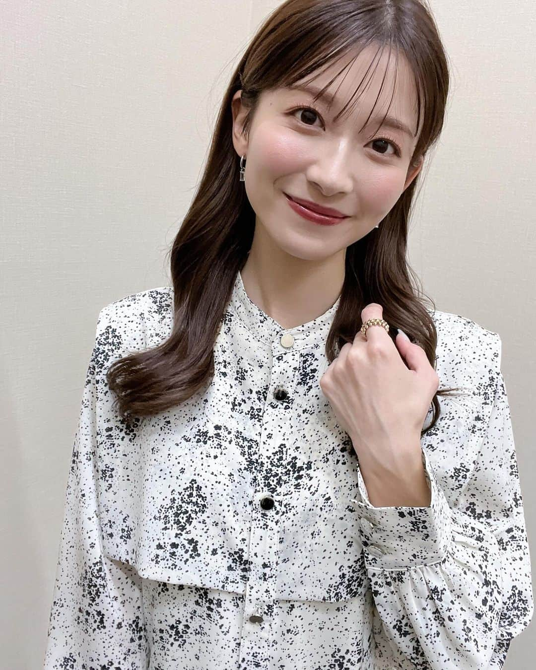 山本里菜のインスタグラム：「. マイナビ「discovery」イベント トークショーコーナーのゲストに 呼んでいただきました🤍✨  働く、ということに関して 自分自身も改めて考えることができ 私も有意義な時間を過ごすことができました！  少しでも学生の皆さんの力になれたら 嬉しいです🥹  衣装 ワンピース　@nostalgia_jp ピアス  @muku__official___  スタイリスト @im__ei  ヘアメイク　@chiiiiiisa1020   #マイナビ　#トークショー　#メイク」