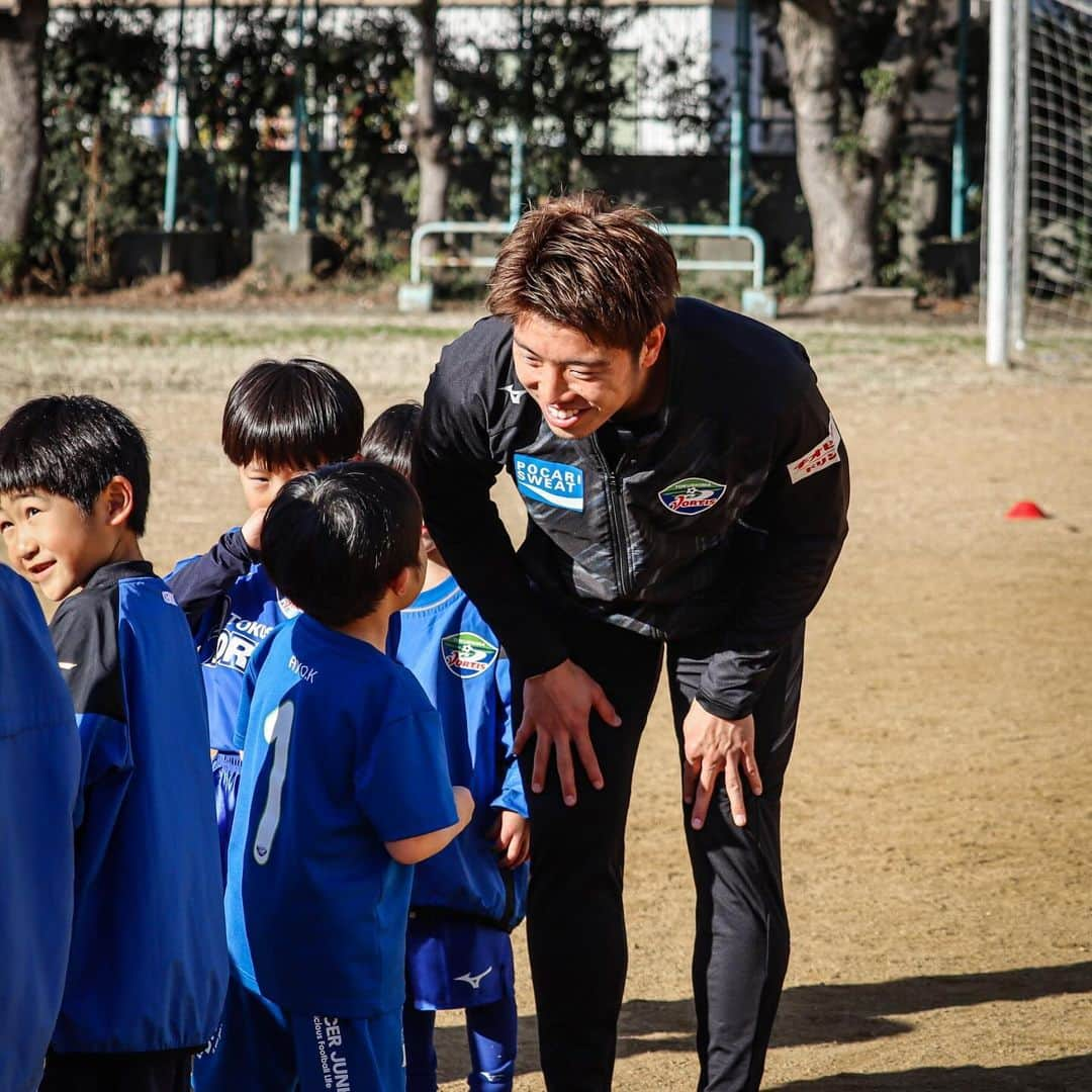 徳島ヴォルティスさんのインスタグラム写真 - (徳島ヴォルティスInstagram)「今日、#徳島ヴォルティスサッカースクール 徳島校に #長谷川雄志 選手が参加しました⚽️ 今回、長谷川選手が自ら提案してくれて、スクール参加にいたりました。  長谷川選手のロングキックやリフティングの技術の高さに驚く子どもたち。目をキラキラさせて見ていました。 長谷川選手も子どもたちの目線で、親身になって指導をしてくれました。  終了後には、リフティングのコツについて、個別にお願いする子も。 子どもたちにとっては、楽しく貴重な時間になったようです。 #徳島ヴォルティス #vortis #football」12月9日 16時35分 - tokushima_vortis