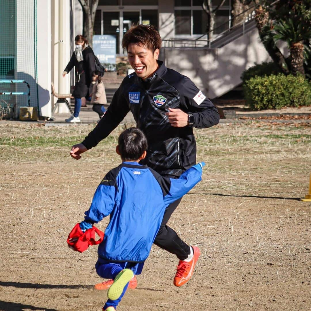 徳島ヴォルティスさんのインスタグラム写真 - (徳島ヴォルティスInstagram)「今日、#徳島ヴォルティスサッカースクール 徳島校に #長谷川雄志 選手が参加しました⚽️ 今回、長谷川選手が自ら提案してくれて、スクール参加にいたりました。  長谷川選手のロングキックやリフティングの技術の高さに驚く子どもたち。目をキラキラさせて見ていました。 長谷川選手も子どもたちの目線で、親身になって指導をしてくれました。  終了後には、リフティングのコツについて、個別にお願いする子も。 子どもたちにとっては、楽しく貴重な時間になったようです。 #徳島ヴォルティス #vortis #football」12月9日 16時35分 - tokushima_vortis