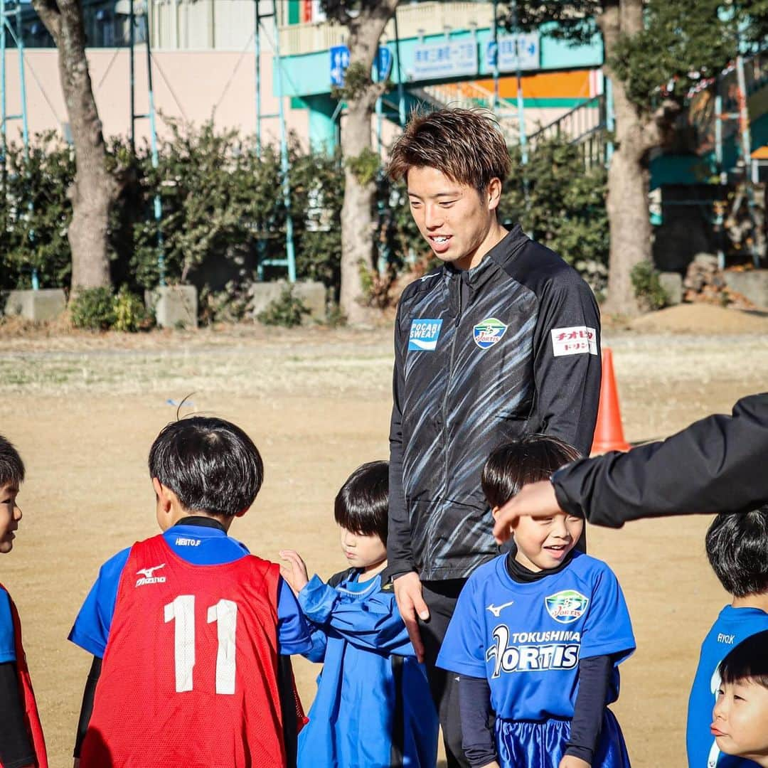 徳島ヴォルティスさんのインスタグラム写真 - (徳島ヴォルティスInstagram)「今日、#徳島ヴォルティスサッカースクール 徳島校に #長谷川雄志 選手が参加しました⚽️ 今回、長谷川選手が自ら提案してくれて、スクール参加にいたりました。  長谷川選手のロングキックやリフティングの技術の高さに驚く子どもたち。目をキラキラさせて見ていました。 長谷川選手も子どもたちの目線で、親身になって指導をしてくれました。  終了後には、リフティングのコツについて、個別にお願いする子も。 子どもたちにとっては、楽しく貴重な時間になったようです。 #徳島ヴォルティス #vortis #football」12月9日 16時35分 - tokushima_vortis