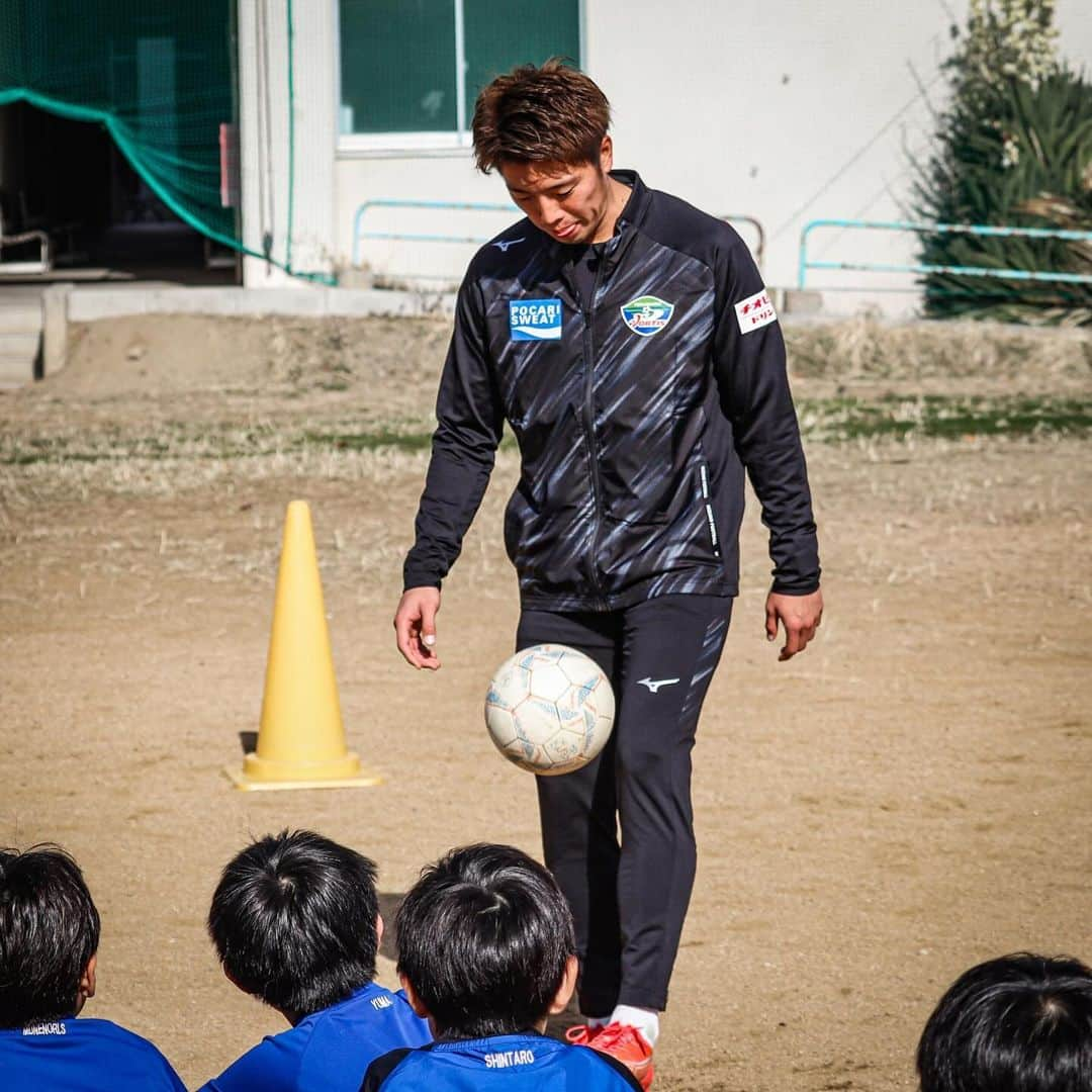 徳島ヴォルティスさんのインスタグラム写真 - (徳島ヴォルティスInstagram)「今日、#徳島ヴォルティスサッカースクール 徳島校に #長谷川雄志 選手が参加しました⚽️ 今回、長谷川選手が自ら提案してくれて、スクール参加にいたりました。  長谷川選手のロングキックやリフティングの技術の高さに驚く子どもたち。目をキラキラさせて見ていました。 長谷川選手も子どもたちの目線で、親身になって指導をしてくれました。  終了後には、リフティングのコツについて、個別にお願いする子も。 子どもたちにとっては、楽しく貴重な時間になったようです。 #徳島ヴォルティス #vortis #football」12月9日 16時35分 - tokushima_vortis