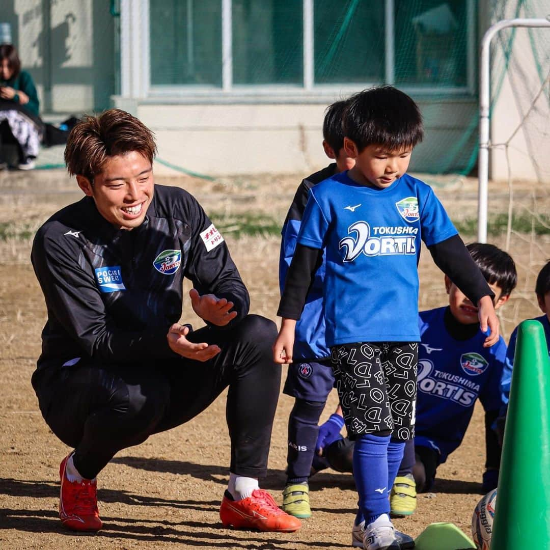 徳島ヴォルティスのインスタグラム：「今日、#徳島ヴォルティスサッカースクール 徳島校に #長谷川雄志 選手が参加しました⚽️ 今回、長谷川選手が自ら提案してくれて、スクール参加にいたりました。  長谷川選手のロングキックやリフティングの技術の高さに驚く子どもたち。目をキラキラさせて見ていました。 長谷川選手も子どもたちの目線で、親身になって指導をしてくれました。  終了後には、リフティングのコツについて、個別にお願いする子も。 子どもたちにとっては、楽しく貴重な時間になったようです。 #徳島ヴォルティス #vortis #football」