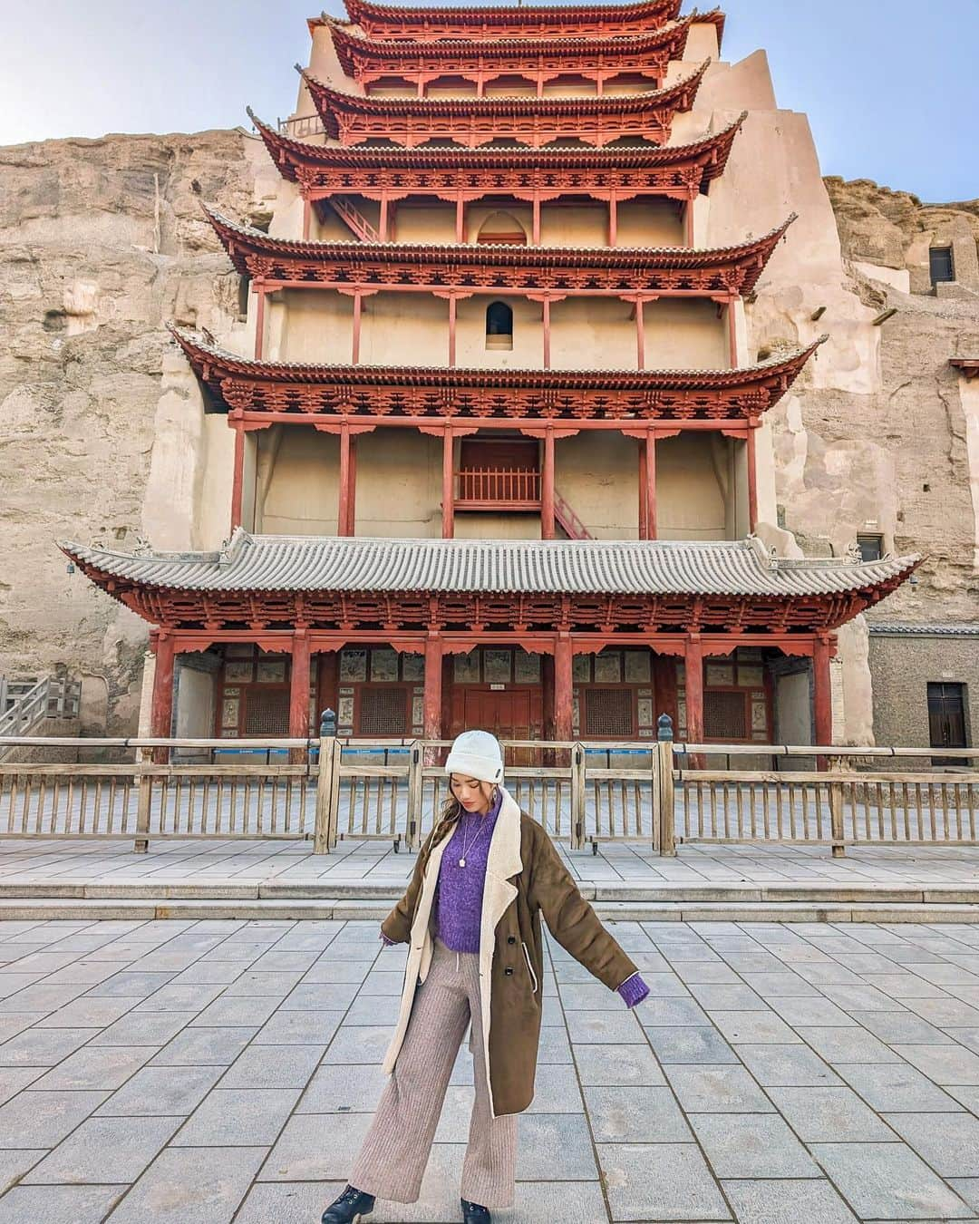 羽石杏奈さんのインスタグラム写真 - (羽石杏奈Instagram)「📸📍Dunhuang, China  日本から上海へ、そして上海から乗り継ぎ便で約7時間、 長旅を経て辿り着いた、敦煌(とんこう)。 約1000年かけて作られた仏教遺跡、莫高窟は一度は訪れたい圧巻の世界遺産で、 モンゴルと繋がってる念願のゴビ砂漠にも行けて、 時間をかけてでも行く価値のある、また違う中国の魅力を知れた旅でした🌛  そして前回の中国旅より便利になったこと☟ 日本でもたまに見かけるAlipayが外国のカードでも使用可能に◎ 中国は日本よりモバイルでの支払いがかなり進んでるから 渡航前にダウンロードしていくのがおすすめ🪐  #NihaoChina #NihaoGansu #NihaoDunhuang #Tripcom #Travelwithtripcom #pr @China_Culture @trip.com」12月9日 16時36分 - hawaiianna913