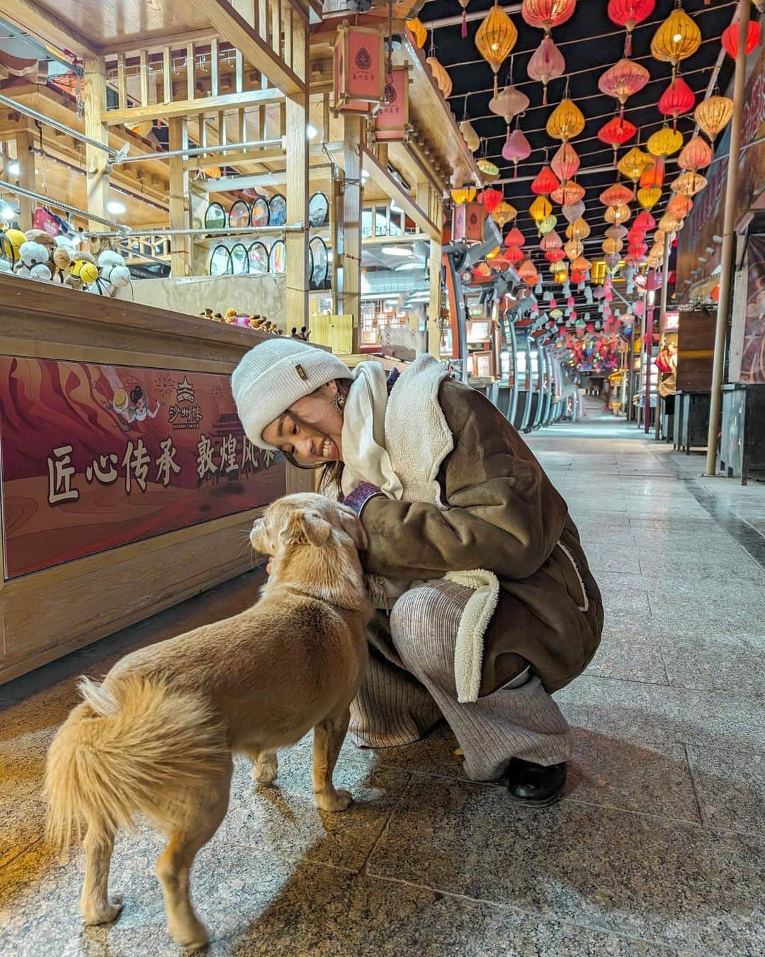 羽石杏奈さんのインスタグラム写真 - (羽石杏奈Instagram)「📸📍Dunhuang, China  日本から上海へ、そして上海から乗り継ぎ便で約7時間、 長旅を経て辿り着いた、敦煌(とんこう)。 約1000年かけて作られた仏教遺跡、莫高窟は一度は訪れたい圧巻の世界遺産で、 モンゴルと繋がってる念願のゴビ砂漠にも行けて、 時間をかけてでも行く価値のある、また違う中国の魅力を知れた旅でした🌛  そして前回の中国旅より便利になったこと☟ 日本でもたまに見かけるAlipayが外国のカードでも使用可能に◎ 中国は日本よりモバイルでの支払いがかなり進んでるから 渡航前にダウンロードしていくのがおすすめ🪐  #NihaoChina #NihaoGansu #NihaoDunhuang #Tripcom #Travelwithtripcom #pr @China_Culture @trip.com」12月9日 16時36分 - hawaiianna913