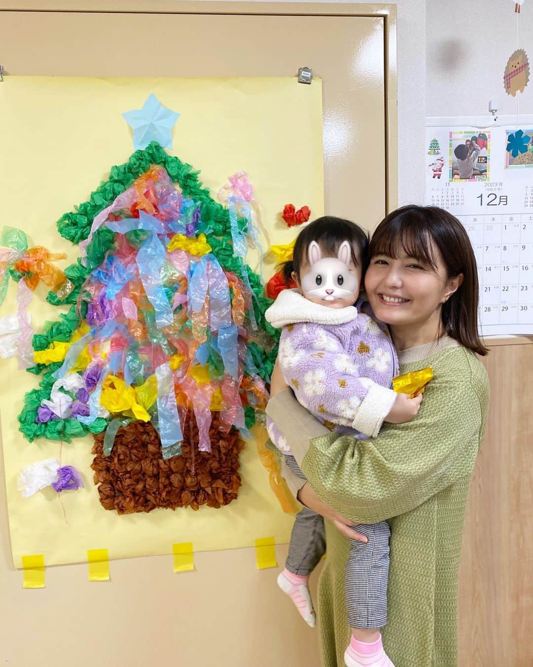 野中藍のインスタグラム：「🌿🥑🥝🍐  娘の保育園の親子レクレーションへ👧🏻  クリスマスツリーをペタペタ作りました🎄  どの子もみんな可愛かったです♡ そして、 先生方もみなさん素敵な笑顔で 子供たちが駆け寄るのを見て いい先生方なんだなぁとすごく伝わりました🫶  帰りに公園の砂場によって たくさん鬼ごっこして  今日は暖かったですね🌞  最近お気に入りのピスタチオニットワンピース #beamsheart   #来年も着たいな  #12月 #2歳 #2ygirl」