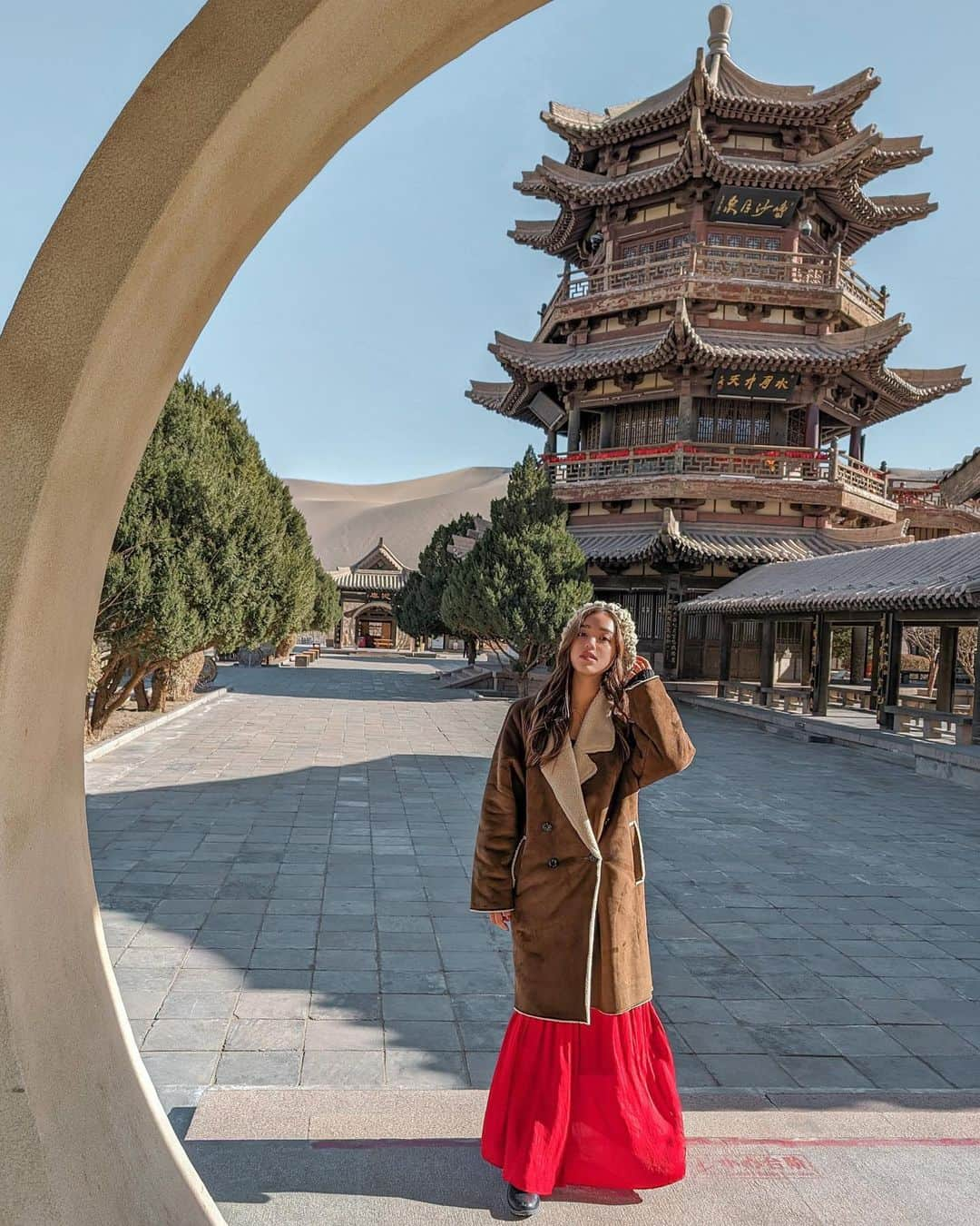 羽石杏奈のインスタグラム：「📸📍Dunhuang, China  日本から上海へ、そして上海から乗り継ぎ便で約7時間、 長旅を経て辿り着いた、敦煌(とんこう)。 約1000年かけて作られた仏教遺跡、莫高窟は一度は訪れたい圧巻の世界遺産で、 モンゴルと繋がってる念願のゴビ砂漠にも行けて、 時間をかけてでも行く価値のある、また違う中国の魅力を知れた旅でした🌛  そして前回の中国旅より便利になったこと☟ 日本でもたまに見かけるAlipayが外国のカードでも使用可能に◎ 中国は日本よりモバイルでの支払いがかなり進んでるから 渡航前にダウンロードしていくのがおすすめ🪐  #NihaoChina #NihaoGansu #NihaoDunhuang #Tripcom #Travelwithtripcom #pr @China_Culture @trip.com」