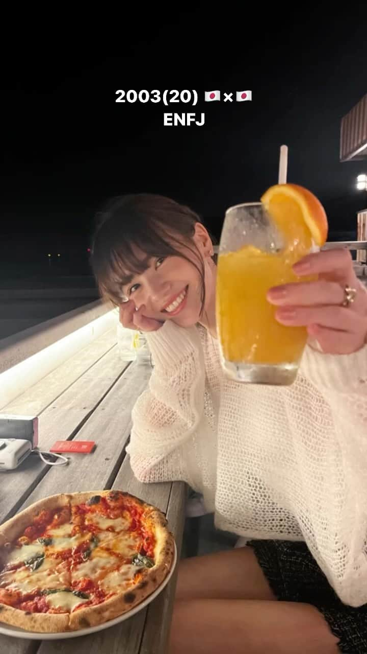 青井乃乃のインスタグラム：「オレンジジュースで乾杯🍊~ 海見ながら食べるピザはとびっきり美味しかった^_^~  #青井乃乃」