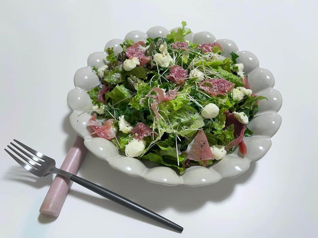 笹口直子のインスタグラム：「ハモンセラーノとモッツァレラ🥗 王道の組み合わせ。  ☑︎モッツァレラ ☑︎ハモンセラーノ ☑︎サニーレタス ☑︎ケール ☑︎サラダセロリ  #おうちごはん #サラダレシピ #ケールサラダ」