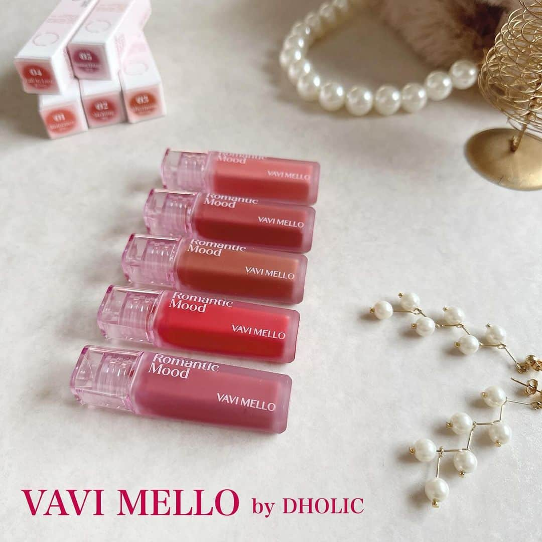 Ako Akoさんのインスタグラム写真 - (Ako AkoInstagram)「❥ DHOLICより新発売のVAVI MELLOのリップティント💄 ローズヒップオイルとアーモンドオイルで プルプルの唇に♪ 　 ブルベさんもイエベさんにも似合うカラー展開🩷   今、40％オフになってます.･*’’*･.♬ 　　 　 @dholic_official  @vavimello_official  　 　 #pr #vavimello #ティントリップ #韓国コスメ #コスメ #メイクアップ #メイク #リップ #コスメ紹介 #コスメ好きさんと繋がりたい #コスメレビュー」12月9日 16時44分 - akokako