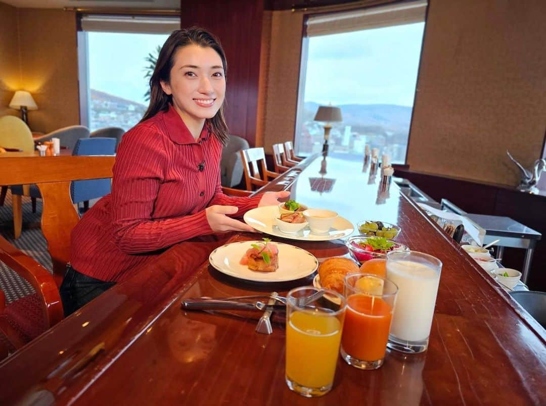 テレビ北海道「旅コミ北海道」のインスタグラム：「【旅コミ北海道】 今日夕方6時30分からの旅コミは… 60分スペシャル！ コスパ抜群！高評価！この冬泊まりたい美食＆名湯の宿！🙌🏻  みなさんこんにちは！ひなた日姫です😊 道民の私も観光に何度も行ったことのある小樽ですが…！ 今回は、小樽にある、とあるホテルの朝食を満喫してきました✨  朝から豪華なビュッフェをいただくのは ワクワクして幸せな時間ですよね🤤 綺麗な景色を見ながら お腹も心も満たせる朝食ビュッフェ🥞🍴お見逃しなく👀✨  番組から素敵なプレゼントも🎁 是非ご覧ください😌 ・ ・ 旅コミ北海道〜じゃらん de Go！ 毎週土曜日夕方6時30分 12月9日OA . . #また旅へ#旅コミ#北海道#北海道じゃらん#旅#グルメ#食#観光#オフショット#テレビ北海道#ひなた日姫#プレゼント #tabikomi#7ch#hokkaido#tvh#tvprogram#television#sightseeing#gourmet#travelood」