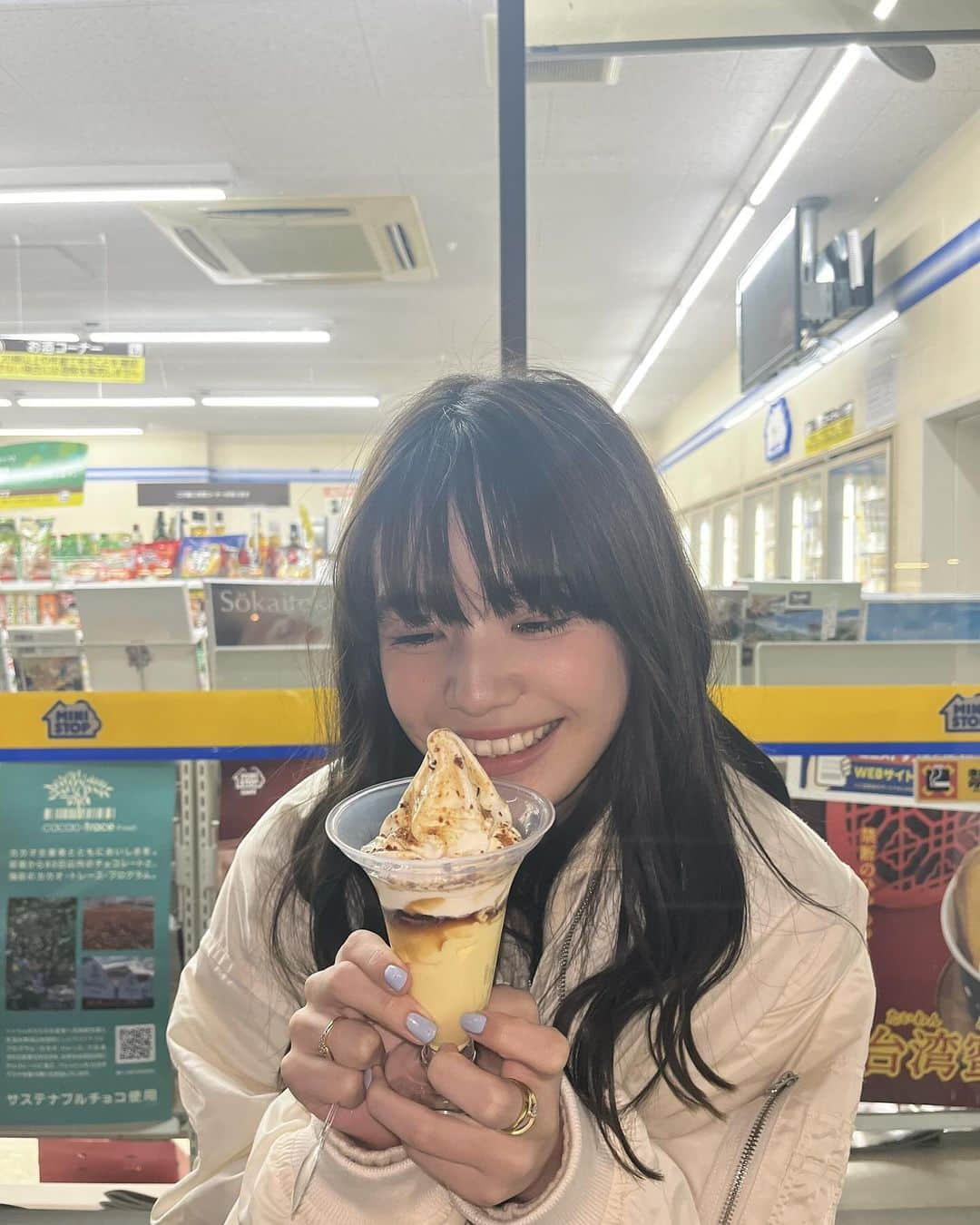 青井乃乃さんのインスタグラム写真 - (青井乃乃Instagram)「ミニストップのプリンアイス本当に美味しいよ🍮 びっくりしました( °_° )、、、また食べたい、、 今はチョコアイスやってるらしくて気になってる、、！！ みんなは食べた？   #青井乃乃」12月9日 16時46分 - no.17_11