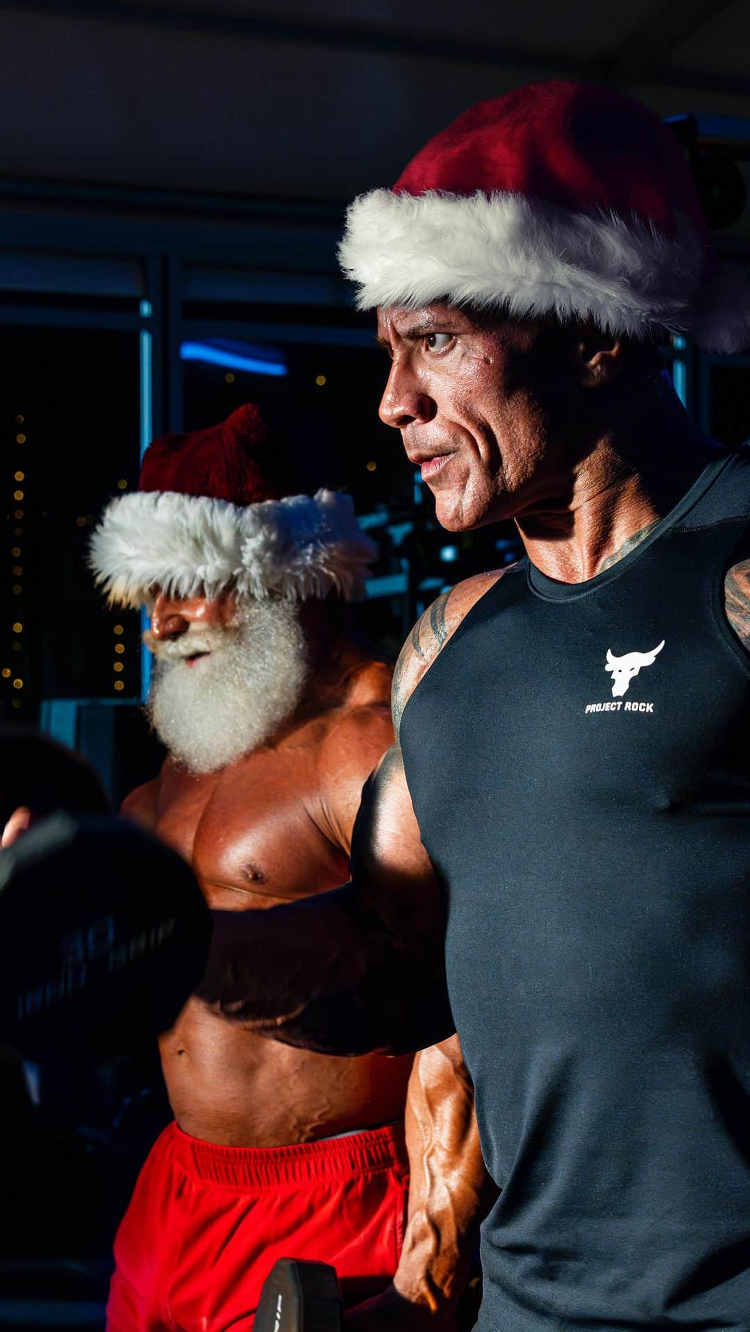 ドウェイン・ジョンソンのインスタグラム：「Twas the night before Christmas and it’s a Santa ➕ Dwanta family tradition 🎅🏾💪🏾🎅🏼   Every year, Dwanta & Santa clang and bang, getting Santa swoll as f*ck for his big trip around the world 🛷 🌎 but this Christmas he’s rocking my brand new FIRE RED @ProjectRock’s PR6s 👟 🔥   Big shout to my boy @mike_ryan_celebritytrainer aka Santa🎅🏼 who’s one of my best friends and greatest training partners. He’s a BEAST and just as filthy as I am - so our training sessions are intense, hard core and full of f*cked up laughs 😈😂💪🏾  Merry Christmas my friends and may you never get herpes from an Elf 🧝🏾😂  Love,  Dwanta 🎅🏾   Enjoy the kicks!  Link in my bio ☝🏾👟🔥」