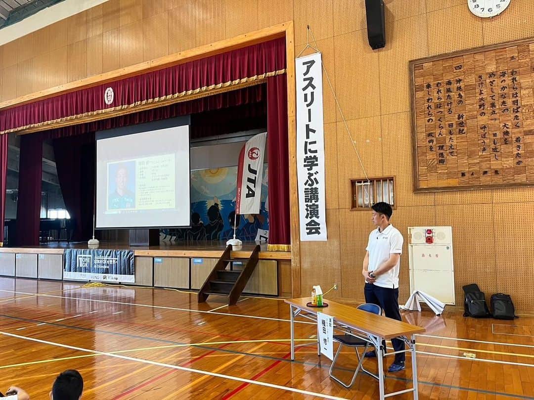 権田修一のインスタグラム：「JPFA  ONE1-GKプロジェクト 具志頭中学校訪問  講演をさせていただきました。 協賛してくださったいちご株式会社さん、JTAさん、やっぱりステーキさん、ありがとうございます。  #いちご株式会社 #JTA #やっぱりステーキ」