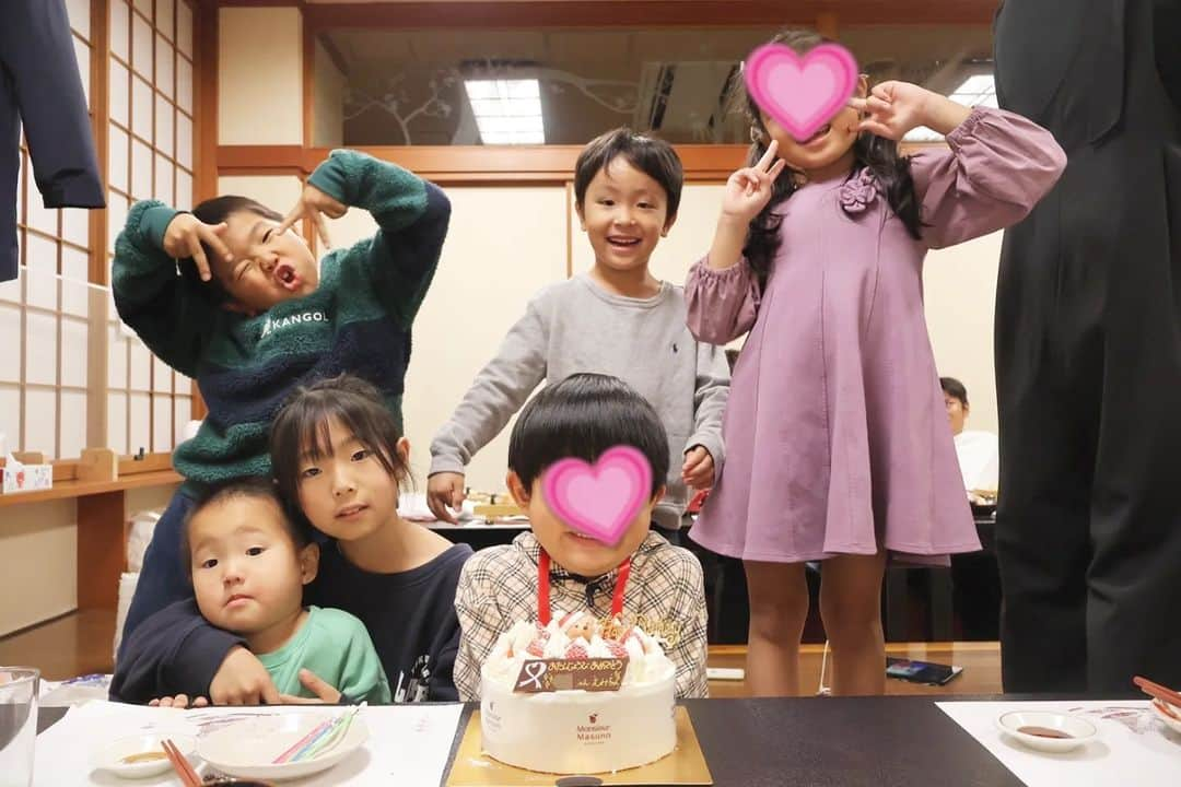 広村美つ美さんのインスタグラム写真 - (広村美つ美Instagram)「11月27日息子の5歳のお誕生日でした🎂✨⁡ 仙台へ来て仲良くなれた選手家族のお子様達に囲まれてのお誕生日♪嬉しいね〜🥹🩷⁡ ケーキは子供達がほぼ食べてました🤣笑⁡ ⁡皆お祝いしてくれてありがとう✨⁡ ⁡.⁡ ⁡.⁡ ⁡#長男 #5歳 #おめでとう #BDB #年中さん #🎂 #真ん丸な顔がすき #☺️」12月9日 7時57分 - mitsumi_hayashi