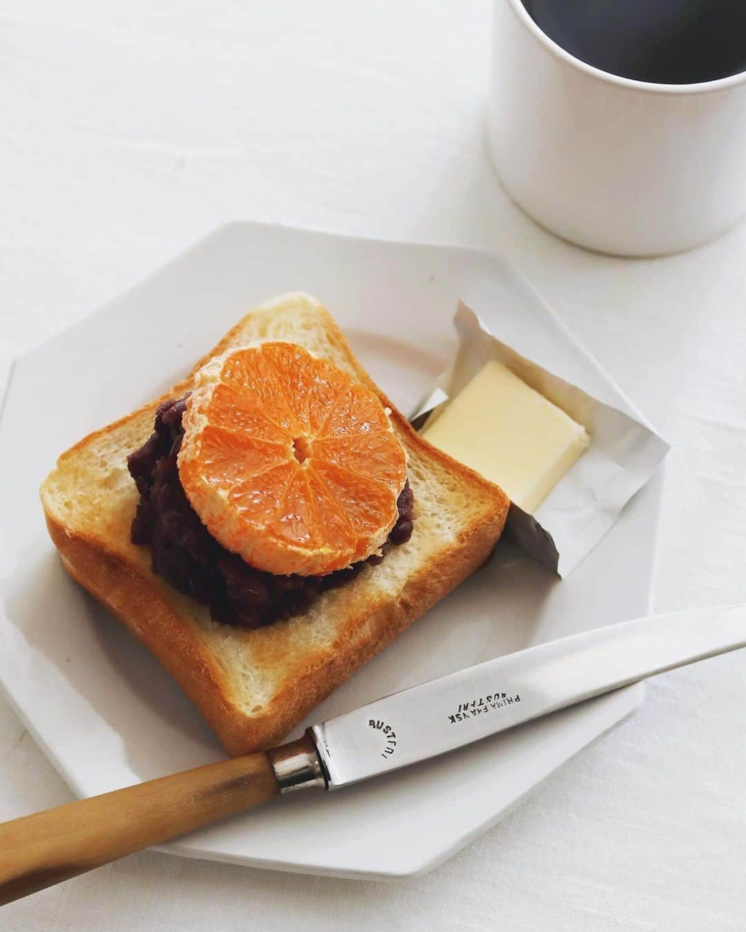 樋口正樹さんのインスタグラム写真 - (樋口正樹Instagram)「anko mikan toast 🍊  今朝はあんみかんトースト。 フルーツ大福っぽく美味し👍  みかんは宮崎日南で育った みつばちみかんという逸品。 果皮に傷や汚れがあるけど みつばちの足跡のような跡。 おいしさの証なんですって🐝  . #あんみかんトースト #あんバター #あんバター #みつばちみかん #温州みかん #mikan #ankobuttertoast」12月9日 8時16分 - higuccini