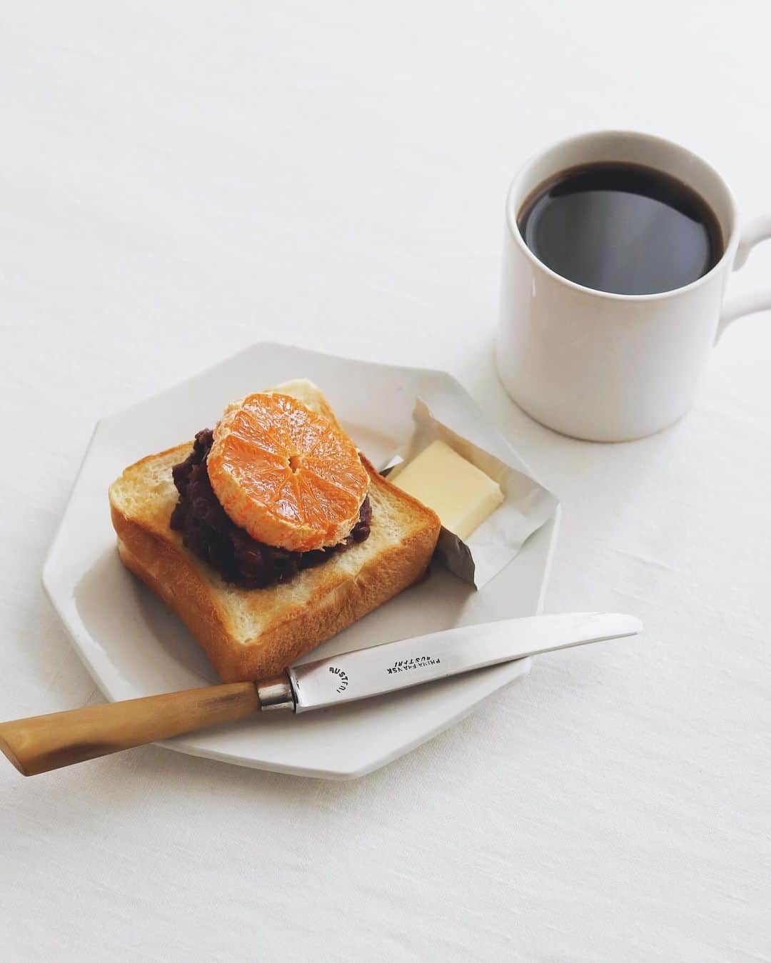 樋口正樹のインスタグラム：「anko mikan toast 🍊  今朝はあんみかんトースト。 フルーツ大福っぽく美味し👍  みかんは宮崎日南で育った みつばちみかんという逸品。 果皮に傷や汚れがあるけど みつばちの足跡のような跡。 おいしさの証なんですって🐝  . #あんみかんトースト #あんバター #あんバター #みつばちみかん #温州みかん #mikan #ankobuttertoast」