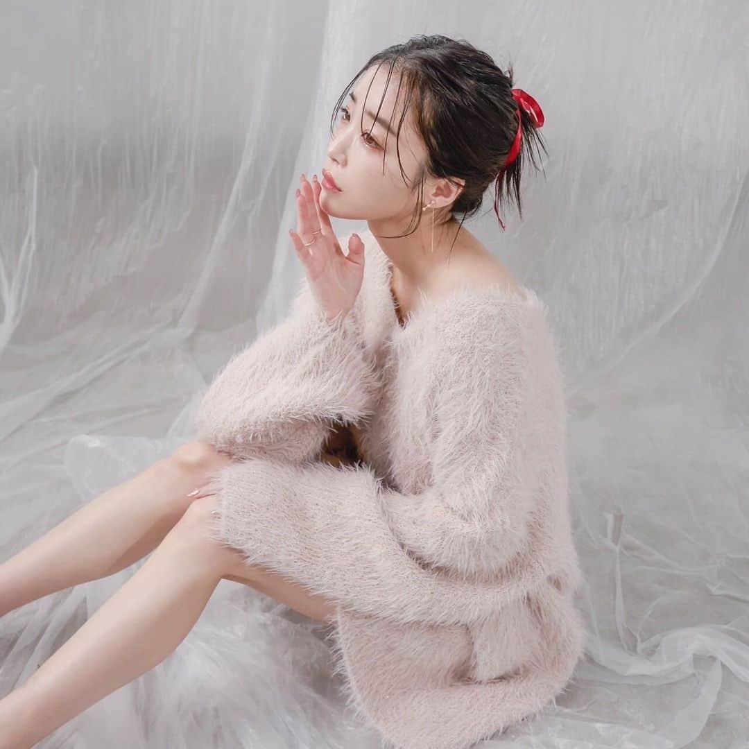 休井美郷さんのインスタグラム写真 - (休井美郷Instagram)「12月の新作発売開始しました🎄  クリスマスシーズンに是非着て欲しいものばかりです‪🫶🏻🤍  去年即完売したもふわふわワンピースも、バージョンアップしてカラバリも増えて再登場です✨️ カジュアルに着こなせるものもあるし、オシャレしてレストランにいけそうなワンピースも✨️  12月のデートにどうぞ‪🫶🏻🤍  SALEもしてるから🤫 ZOZOTOWNチェックしてねー✨️  とりあえずこのトップス激推し。  @qumerry.official  #新作#qumerry.」12月9日 8時19分 - kyuui_misato
