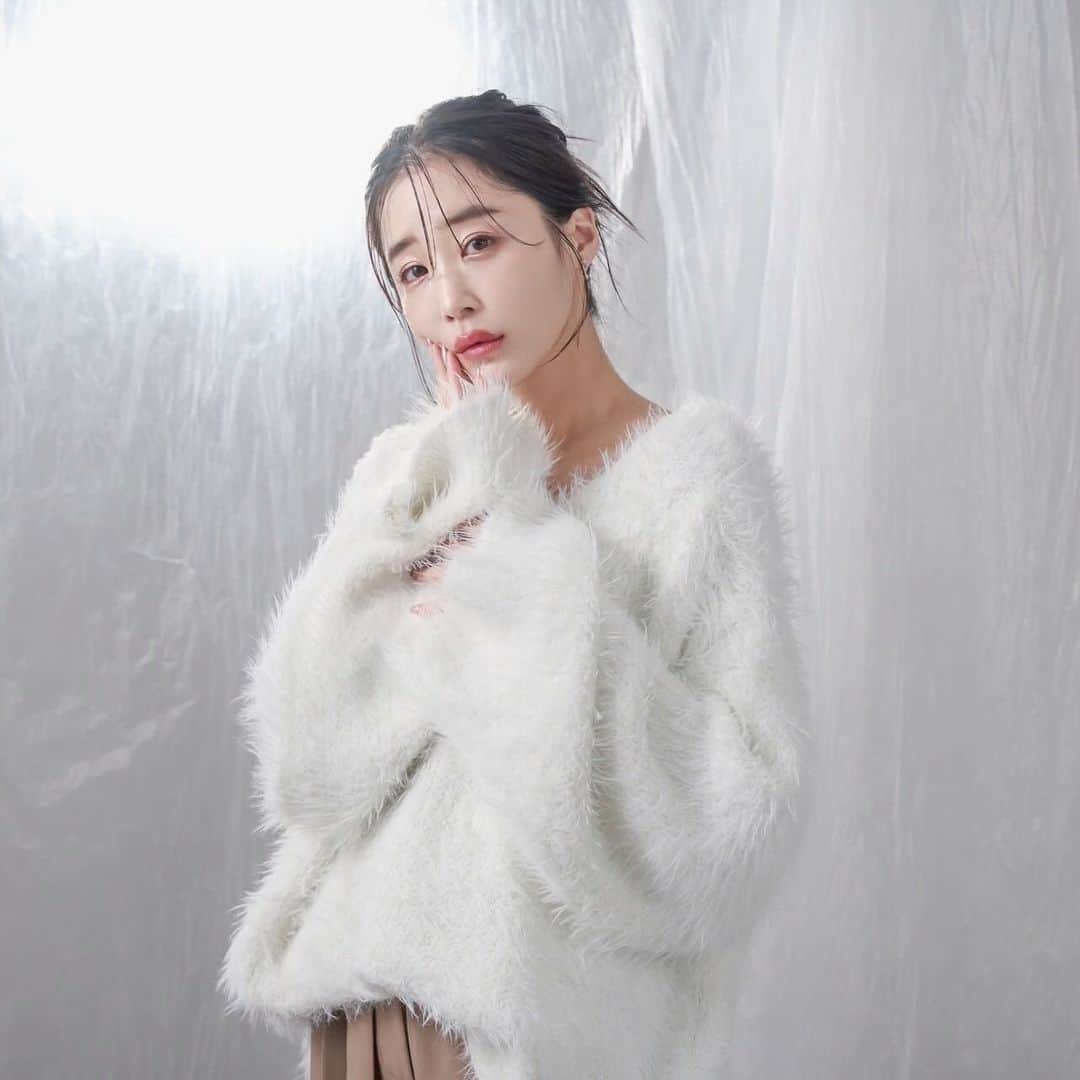 休井美郷さんのインスタグラム写真 - (休井美郷Instagram)「12月の新作発売開始しました🎄  クリスマスシーズンに是非着て欲しいものばかりです‪🫶🏻🤍  去年即完売したもふわふわワンピースも、バージョンアップしてカラバリも増えて再登場です✨️ カジュアルに着こなせるものもあるし、オシャレしてレストランにいけそうなワンピースも✨️  12月のデートにどうぞ‪🫶🏻🤍  SALEもしてるから🤫 ZOZOTOWNチェックしてねー✨️  とりあえずこのトップス激推し。  @qumerry.official  #新作#qumerry.」12月9日 8時19分 - kyuui_misato