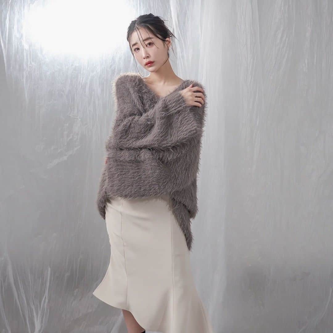 休井美郷さんのインスタグラム写真 - (休井美郷Instagram)「12月の新作発売開始しました🎄  クリスマスシーズンに是非着て欲しいものばかりです‪🫶🏻🤍  去年即完売したもふわふわワンピースも、バージョンアップしてカラバリも増えて再登場です✨️ カジュアルに着こなせるものもあるし、オシャレしてレストランにいけそうなワンピースも✨️  12月のデートにどうぞ‪🫶🏻🤍  SALEもしてるから🤫 ZOZOTOWNチェックしてねー✨️  とりあえずこのトップス激推し。  @qumerry.official  #新作#qumerry.」12月9日 8時19分 - kyuui_misato