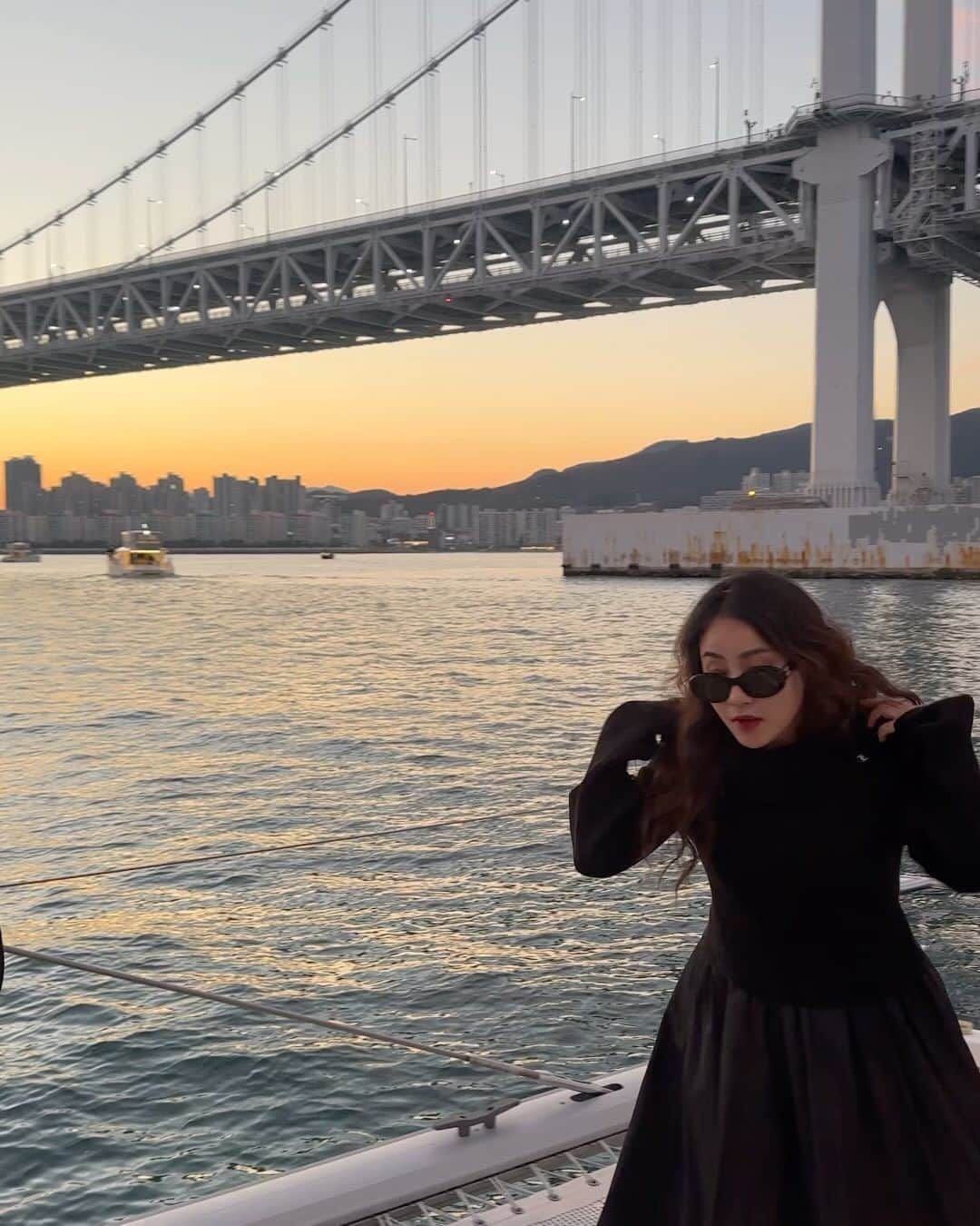 チョ・ヒョナのインスタグラム：「바다위에서 🛥️🛥️🩵🤍🌊🌊🌊🌊🌊」