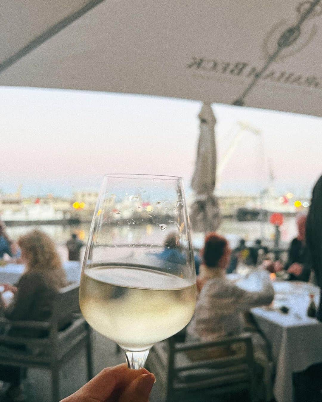 Remiのインスタグラム：「waterfront life in Capetown🍷 南アフリカの治安について。 これから行かれる方や興味のある方からたくさん質問をいただきました。 私が14年前に来た時と大きくは変わっていない印象ですが、気をつけていれば問題なく楽しめる場所です。 ケープタウンはエリアによって治安も大きく異なるので、ホテル選びも大事。周辺環境やアクセスをしっかり選んでショッピングモール隣接する大型ホテルにしました🏨 テーブルベイホテルに隣接するV&A Waterfrontはショッピング・観光・グルメだけでなく、子供たちが遊べる公園、ツアーバスの発着地としても利用できるランドマーク🎡  海辺のレストランでケープワインをいただいたり、テーブルマウンテンのフォトスポットに行ったりとケープタウンの魅力がぎゅっと詰まって、ふらっとホテルから散策して楽しめました！ 観光客向けのお店やレストランは観光価格だけど、フードコートやスーパーはお手頃でした🍔 特にタクシーが安いので移動はタクシーやUber,Boltがオススメ🚕  ———— 📍Capetown,SouthAfrica🇿🇦 🍷 V&A Waterfront @waterfrontcapetown  🗓 2023.11.26-29  世界一周日記はアメブロ& @hh.channel2023 にて🎬  #vawaterfront #テーブルベイホテル #南アフリカ #ケープタウン #子連れアフリカ #子連れ旅行 #子連れ世界一周 #世界一周中 #世界一周旅行 #Capetown #SouthAfrica #🇿🇦#worldroundtrip #remi_world2023」