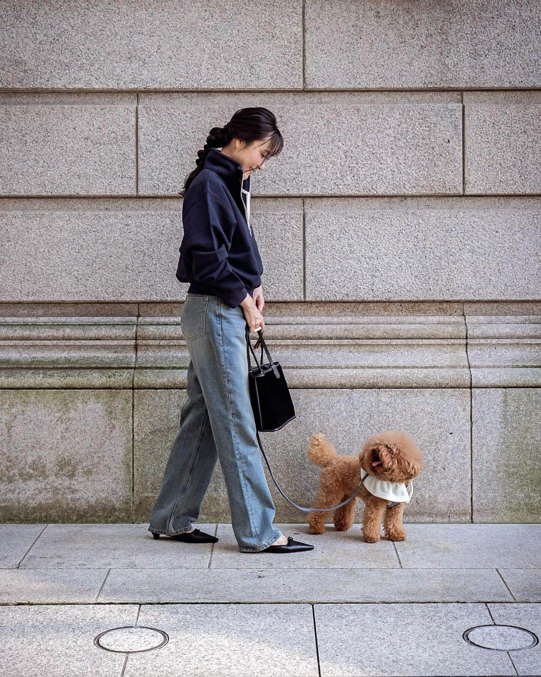 笹倉麻耶さんのインスタグラム写真 - (笹倉麻耶Instagram)「ワンコと飼い主さんが一緒にファッションを 楽しめるショップ @mofadoro_  9月のオープンから約3ヶ月で 2回目POPUPの開催です！！  先月までの有楽町丸井に引き続き 12日まで、ジェイアール名古屋タカシマヤの 5階　ローズパティオ @ren.wellness.styling さんのエリアにて 開催しております♡  土日は私も店頭に立ちます！！ 土曜日は午後から閉店まで 日曜日は開店から17：00頃までおります。 （途中休憩などでいない可能性があります）  モフは、ワンコのお店って記憶してくださる方が多いですが 実はレディースがかなり良いのです！！ （自画自賛👏😆😆😆）  今回のPOPUPでもご覧いただける スウェットは 形や素材が綺麗で ご購入いただいた方々からは 丈感が素晴らしく使いやすい！！とのお声もいただいていて  私自身も毎日着たくなるほど 合わせやすくてお気に入りです。  オーバーサイズが流行っているので スウェットも、ゆるっとしたものを選びたいけど その分丈も長くなって、 腰回り、どうやって着こなす？と 悩んでいた方が多かったみたいですよ😊  デニムもとっても自慢の逸品。 リーバイスとも深い関係のある アメリカの『Corn Denim』の生地を使用していて 形もとっても良くて、かつ動きやすい。  着用していると、『これどこの？』と良く聞かれたりするのが とっても嬉しいのです。  ハイライズだからペタンコ靴を履いていても 脚長に見えるのも◎  その他、ガーリーにもコーデできる 明るめカラーのキャミワンピなど モフアドーロのレディースは 着回し力が抜群なのです♡  『ワンコといる時も可愛く』がテーマになっていて かわいいのに動きやすい♡から  ワンちゃんじゃなくても 子育て真っ盛り中のママさんにもオススメなんですよ♡  名古屋POPUPでも たくさんの方にご覧いただきたいです❤️  もう気持ちは名古屋に😆 楽しみです！！  #mofadoro #モフアドーロ #名古屋タカシマヤ  #犬服 #お散歩コーデ #ワンコ服 #ドッグウェア #リラックスウェア #ワンマイルウェア #犬のいる暮らし #ワンコとお出かけ #トイプードル #小型犬 #大人カジュアル #カジュアルコーデ」12月9日 8時27分 - nicomaya2525