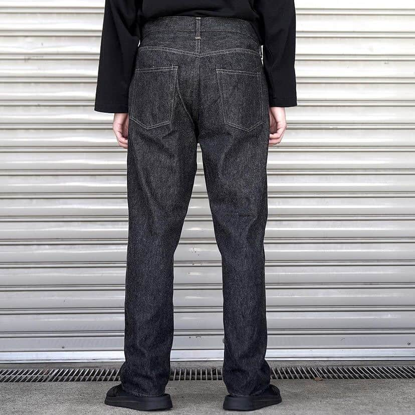 MāWさんのインスタグラム写真 - (MāWInstagram)「. [A.PRESSE] 2024 Style 1 Delivery Information   “Black Washed Denim Pants” PRICE：¥30,800 (in tax) SIZE：32 / 34 / 36 / 38 COLOR：BLACK  60’s LEVIS 501をベースに、やや股上を深くし、尻ぐりのくい込みを解消して履きやすくした、硫化ローブ染色の14ozのブラックデニムが12/9(土)よりリリースとなります。  毛羽感を残した、ヴィンテージのミントコンディションの、経年変化していない加工感が再現されています。   ※オンラインストアでの販売は、12月9日（土）12:00よりスタートいたします。   #mawsapporo #MāW #insonlinestore #apresse #sapporo #hokkaido」12月9日 8時28分 - maw_sapporo