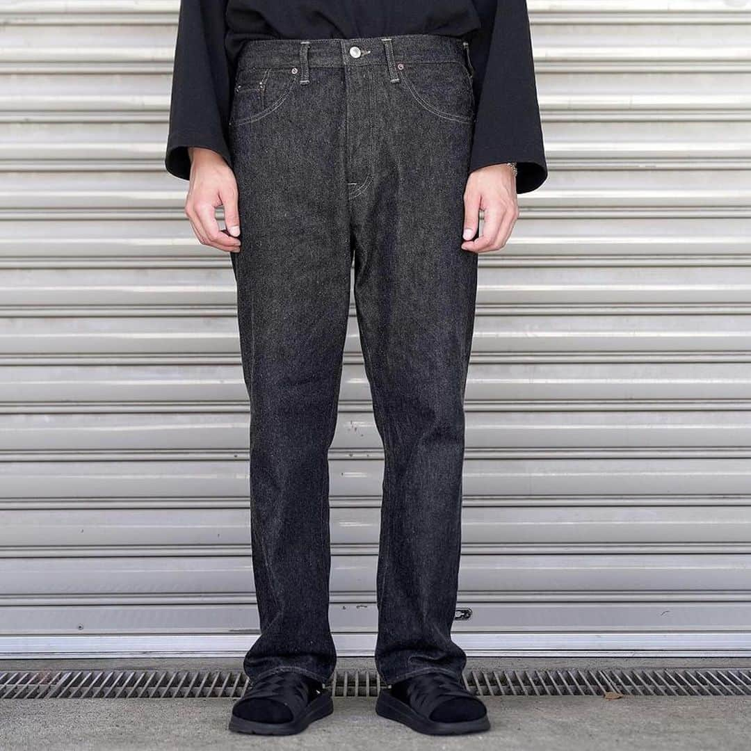 MāWのインスタグラム：「. [A.PRESSE] 2024 Style 1 Delivery Information   “Black Washed Denim Pants” PRICE：¥30,800 (in tax) SIZE：32 / 34 / 36 / 38 COLOR：BLACK  60’s LEVIS 501をベースに、やや股上を深くし、尻ぐりのくい込みを解消して履きやすくした、硫化ローブ染色の14ozのブラックデニムが12/9(土)よりリリースとなります。  毛羽感を残した、ヴィンテージのミントコンディションの、経年変化していない加工感が再現されています。   ※オンラインストアでの販売は、12月9日（土）12:00よりスタートいたします。   #mawsapporo #MāW #insonlinestore #apresse #sapporo #hokkaido」