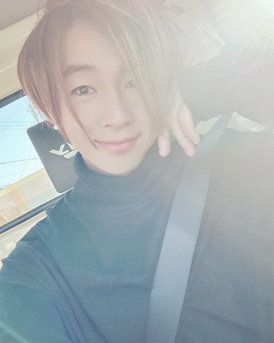 安達勇人のインスタグラム：「クリスマスマーケット行ってきまーす☺️✨🎅 朝から本日は軽トラ男子です🎵 今日と明日はめちゃくちゃ暖かいらしい🌈✨ 最高だね！ 二日間道の駅かさま盛り上げてきます✌️ 全国の皆様！ 応援よろしくね！  #道の駅かさま  #クリスマスマーケット」