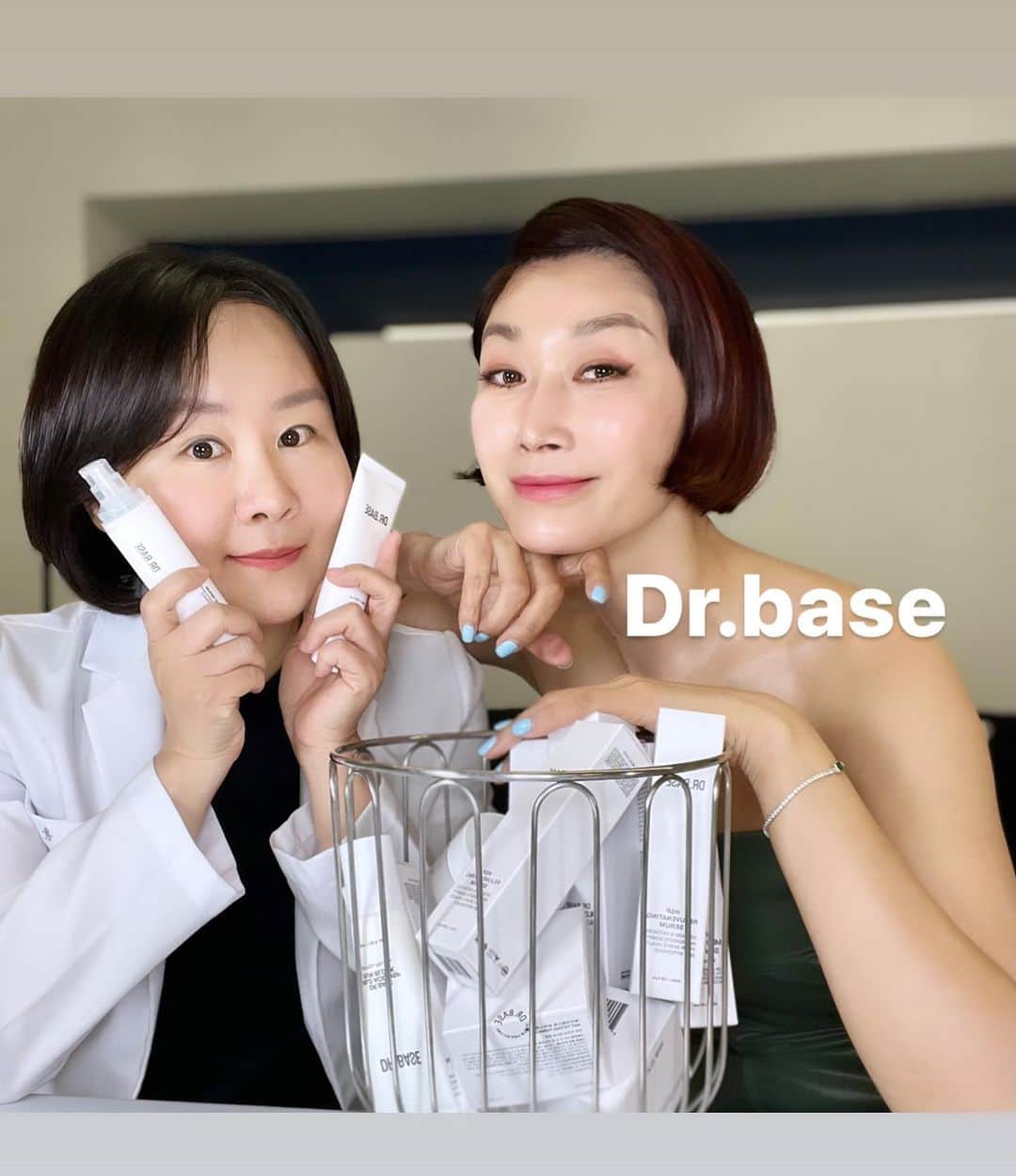 ピョン･ジョンスのインスタグラム：「올해 피부과에서 왜 안오냐고 연락와요 😜😜😜 점점 갈일이 없어지네요  피부는 자꾸 만지면 점점 더 뭔가를 해야하죠😩 집에서 꾸준한 자가관리비법 전수해줄께요   제일중요한건 수분보충이에요  몸에도 물이 부족하면 어지럽고 힘들죠??  마찬가지로 피부도 수분이 부족하면  아무리 비싼화장품도 안들어가요 !  3년전부터 닥터베이스 쓰게 되면서  피부에 장벽이 튼튼해졌어요  비립종 ,붉은기 ,좁쌀 여드름등 무조건입니다 !🙏 아무생각없이 여행가도 무조건챙깁니다 !🙏 한달에 A세트 2세트 씁니다  4가지 제품은 처음이신분들 꼭 경험하세요  써봤던 분들은 각각!거의 5-10병씩 하세요  3개월에 한번 1년에 4번 오픈해요  가족들 3개월 쓸꺼 챙겨두세요  호야토야샵이니 up to 20% off 까지 해주세요  본사에서도 이렇게 못하죠 ! 해외까지 수출이라 아마존에서도 볼수있지만  세럼만 가능할꺼에요   초등생부터도 기초 뭘 써야할지 모르겠죠?  저자극테스트도 완료했고  지금부터 관리 같이하세요   🔝플럼핑크림은 요플레 처럼  피부 발림성이 넘 좋아요 속건조 잡아야죠  이건 써봐야 알아요 !😝 🔝재생세럼 일명 레이저세럼과 수분젤크림은  👍🏼일등공신이에요 피부가 안정되고 엄마같이 안아줘요🤱🏻 🔝이마나 턱주변에 가끔 뭐나요  그럴땐 트러블세럼인  블레미쉬 디펜스세럼 꼭 발라요  🔝자외선차단제 는 이제 선택이 아니라 필수입니다  백탁현상없이 메컵베이스로 쓸정도이요   전 단연코 세계 광고하는 유명제품과도 비교해서  뒤쳐지지않는다 생각해요 ! 👁️‍🗨️Dr.base 🔜이제 9am open 입니다」