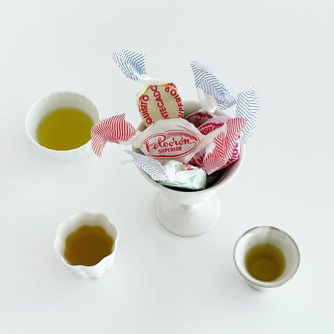 福田里香のインスタグラム：「私が器を使うなら vol.34 🍬Happy Holiday Weeksの緑茶とお菓子 @senchado_tokyo  #包装までが製菓です  #food_striptease   「ドゥルセ・ミーナ」の 「アンダルシア菓子 味比べセット」 ポルボロンやマンテカードに近い味だと 感じるお菓子は意外ですけど 上等の豆の粉入りの干菓子 （打ち物・押し物）などの和菓子です。  口に含んだ途端にはかなく崩れる スペイン菓子の食感と粉の風味は 緑茶にもよく合います。  愛すべきスペイン🇪🇸菓子を 紙上征江さん @meishinkoubou の 白磁の「ゴブレット」に盛り付けました。  本来は飲料のための器ですが、たまには コンポート皿のように使ってみても。  お茶や器の購入方法もご案内します。 ぜひ最後までご覧ください。　 @senchado_tokyo  編集•デザイン　神 まどかさん @shenmadoka  #煎茶堂東京銀座」
