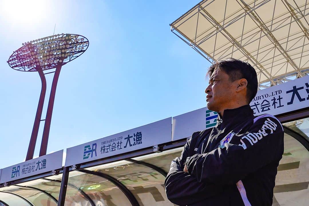 愛媛FCのインスタグラム：「石丸 清隆 監督 2024シーズン監督続投のお知らせ  【コメント】 2023シーズン、愛媛FCへたくさんのご支援、ご声援をいただき誠にありがとうございました。 来季もここ愛媛で指揮を執ることを決めました。  今シーズン我々が成し遂げたことは、選手・スタッフ、そして愛媛FCに関わる「愛媛FCファミリー」で勝ち得たものです。 11月11日、あの日スタジアムで見た優勝の光景、そしてサポーターとともに戦い抜いたこの経験はJ2の舞台でも必ず活きてきます。  まだまだ組織として未熟なクラブではありますが、来年も引き続き愛媛FCに関わる皆さまの熱量を再燃させ、増大させ、 「愛媛FCファミリー」とともに成長し、今シーズン体現できた「己超」をさらに上回る熱いシーズンにできるよう尽力いたします。  愛媛FCに関わる皆さま、このクラブとともに2024シーズンも戦ってください。よろしくお願いいたします。  #ehimefc #愛媛FC #石丸清隆」