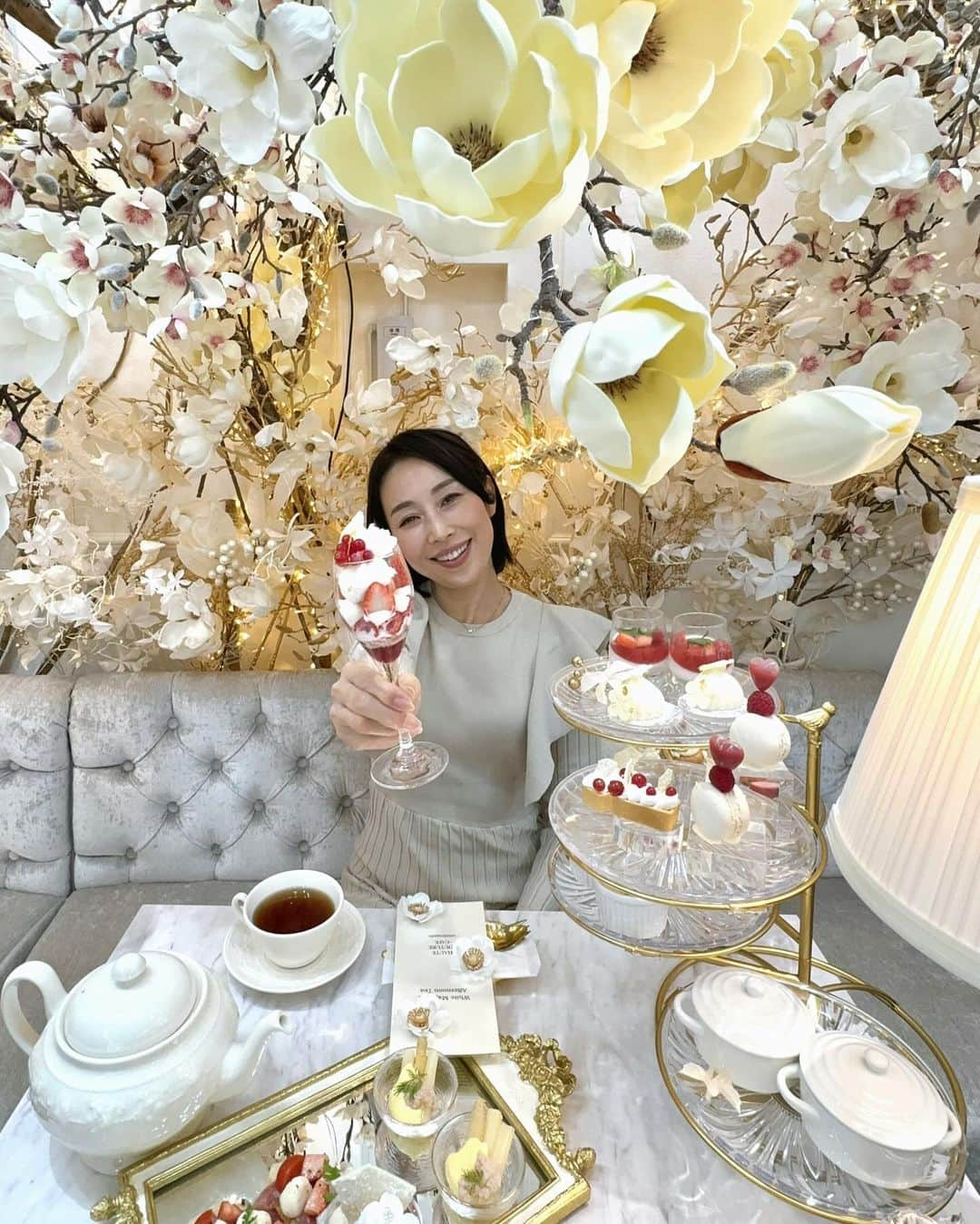 宮田綾子のインスタグラム：「いつも映えすぎてるオートクチュールカフェ🧁今年最後のアフタヌーンティー🫖 前回伺った時は紅葉いっぱいだった店内が今回はホワイト🤍  苺のスイーツ美味しかった🍓そして店員さんもいつも感じが良くて親切✨ 来年はどんな店内になるのか今から楽しみ♩ えりこちゃんと2人合わせて103歳😹の女子トークもいつも楽しすぎ、笑💓  51歳 トレーニングやメイクの動画も投稿しています！ フォローしてチェックしてみてね✔︎ ❤️ @ayako__miyata ←23.4万フォロワーありがとう❤️  #オートクチュールカフェ #オートクチュールカフェ表参道 #表参道カフェ #アフタヌーンティー #ヌン活 #映えスイーツ #映えカフェ #おしゃれカフェ #表参道ランチ #表参道グルメ」