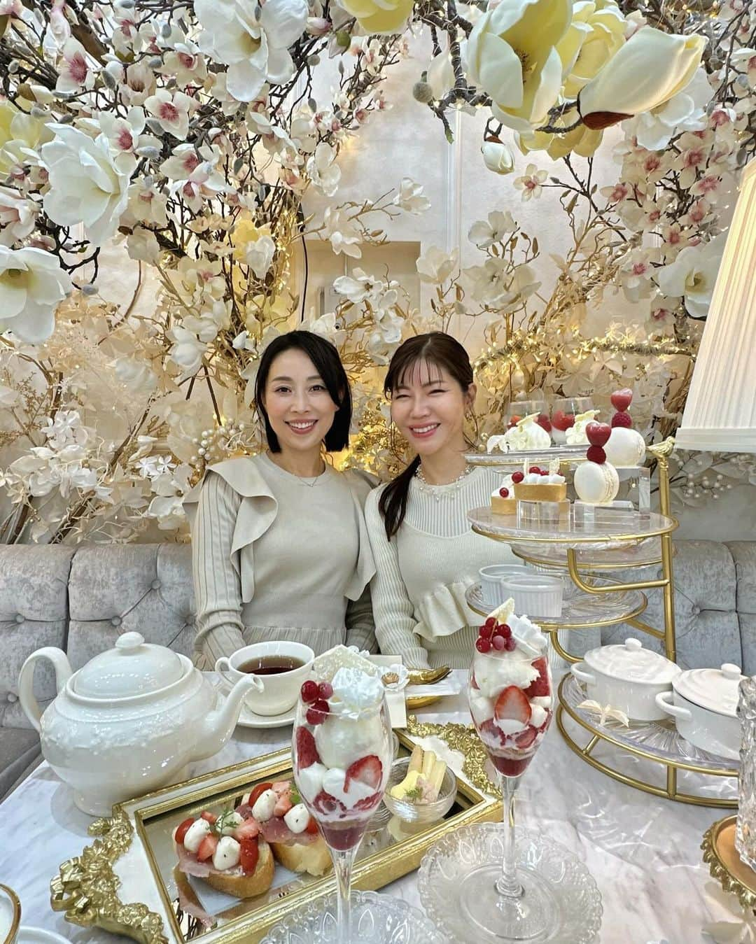 宮田綾子さんのインスタグラム写真 - (宮田綾子Instagram)「いつも映えすぎてるオートクチュールカフェ🧁今年最後のアフタヌーンティー🫖 前回伺った時は紅葉いっぱいだった店内が今回はホワイト🤍  苺のスイーツ美味しかった🍓そして店員さんもいつも感じが良くて親切✨ 来年はどんな店内になるのか今から楽しみ♩ えりこちゃんと2人合わせて103歳😹の女子トークもいつも楽しすぎ、笑💓  51歳 トレーニングやメイクの動画も投稿しています！ フォローしてチェックしてみてね✔︎ ❤️ @ayako__miyata ←23.4万フォロワーありがとう❤️  #オートクチュールカフェ #オートクチュールカフェ表参道 #表参道カフェ #アフタヌーンティー #ヌン活 #映えスイーツ #映えカフェ #おしゃれカフェ #表参道ランチ #表参道グルメ」12月9日 9時01分 - ayako__miyata