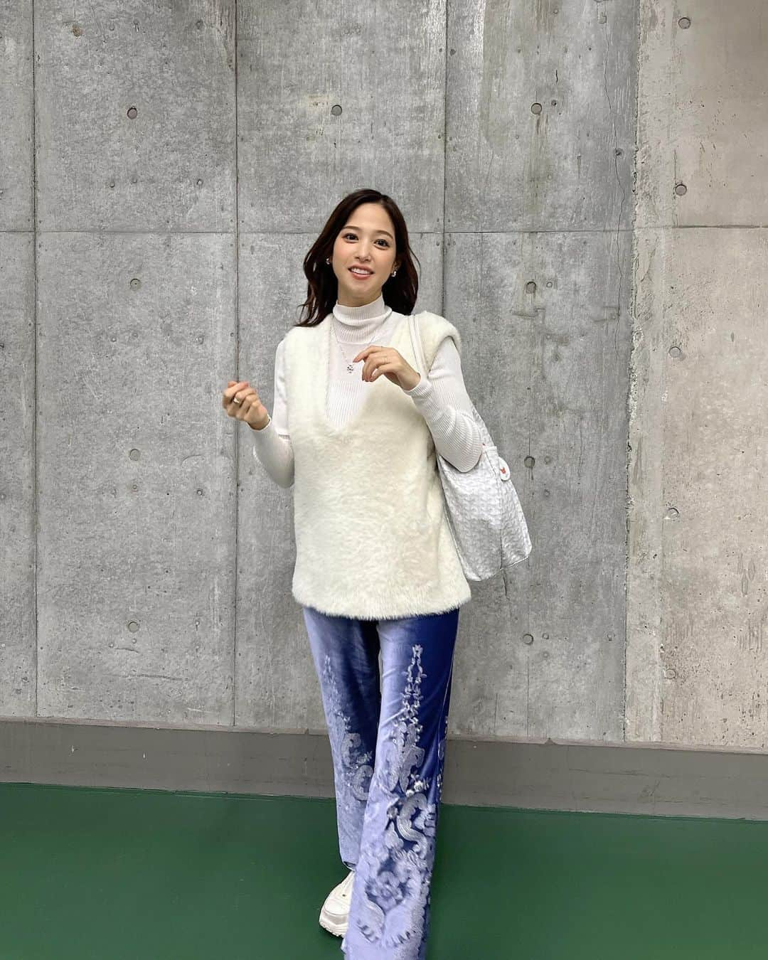 鷲見玲奈さんのインスタグラム写真 - (鷲見玲奈Instagram)「. そして今日の私服🤍  タートルネック×ベストはマタニティ期間の頼みの綱になりそうです🥺  ゴムウエストのパンツもキツくなってきたりと、徐々に着られる服が限られてきました…！！(ひぇー！)  ネットや店舗で可愛いなー♡とトキメいた服も、試着してみると想像していたように着られなくて、それが地味にストレスだったりします😇 もちろん仕方ないのは分かっていますし、些細なことなんですけどね😌  できる範囲のオシャレを楽しみたいと思います🥺  あ！あとマイナートラブルだと最近左足のこむら返りがすごいです…！！！🤣  #マタニティコーデ #マタニティーライフ #妊婦コーデ」12月9日 9時09分 - sumi__reina